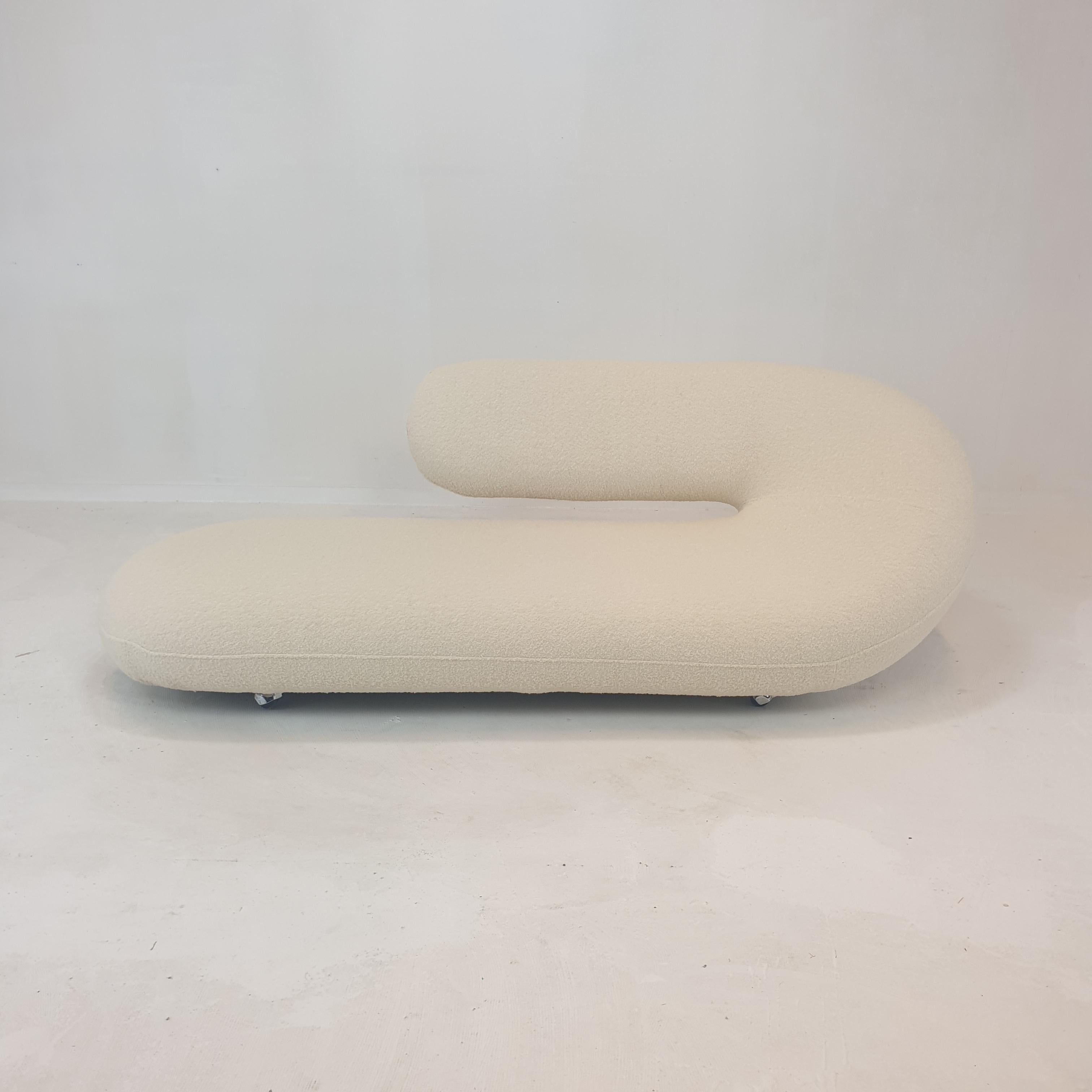 Ce magnifique modèle de chaise longue ou de canapé Cleopatra a été conçu par Geoffrey Harcourt pour Artifort dans les années 70. 

Cette pièce originale d'Artifort vient d'être retapissée avec un tissu en laine italienne doux et agréable, elle est