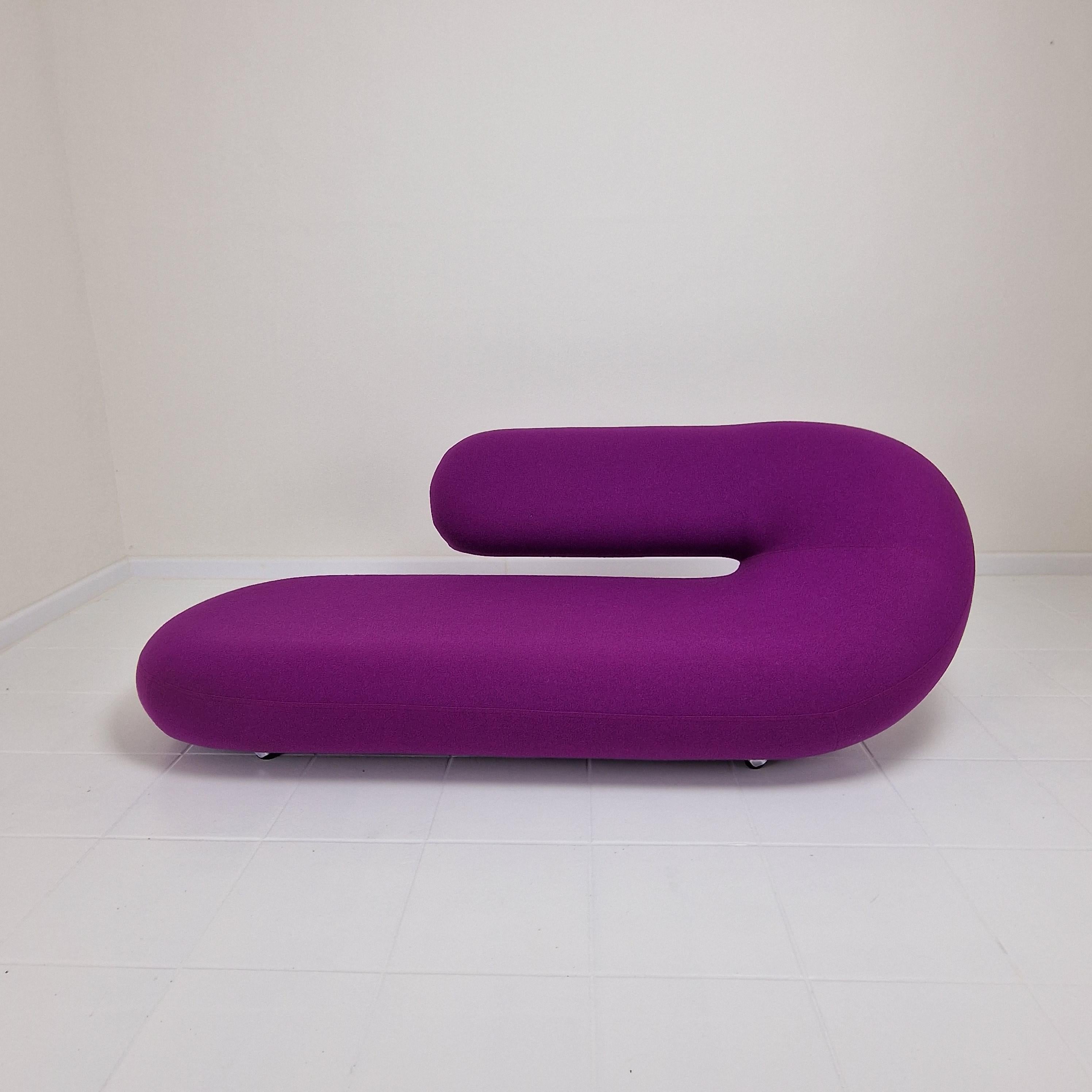 Ce magnifique modèle de Chaise Longue ou Canapé Cleopatra a été conçu par Geoffrey Harcourt pour Artifort dans les années 70. 

 Il est composé d'un tissu de laine Kvadrat original de haute qualité dans le coloris Fuchsia.
Le tissu est en bon état