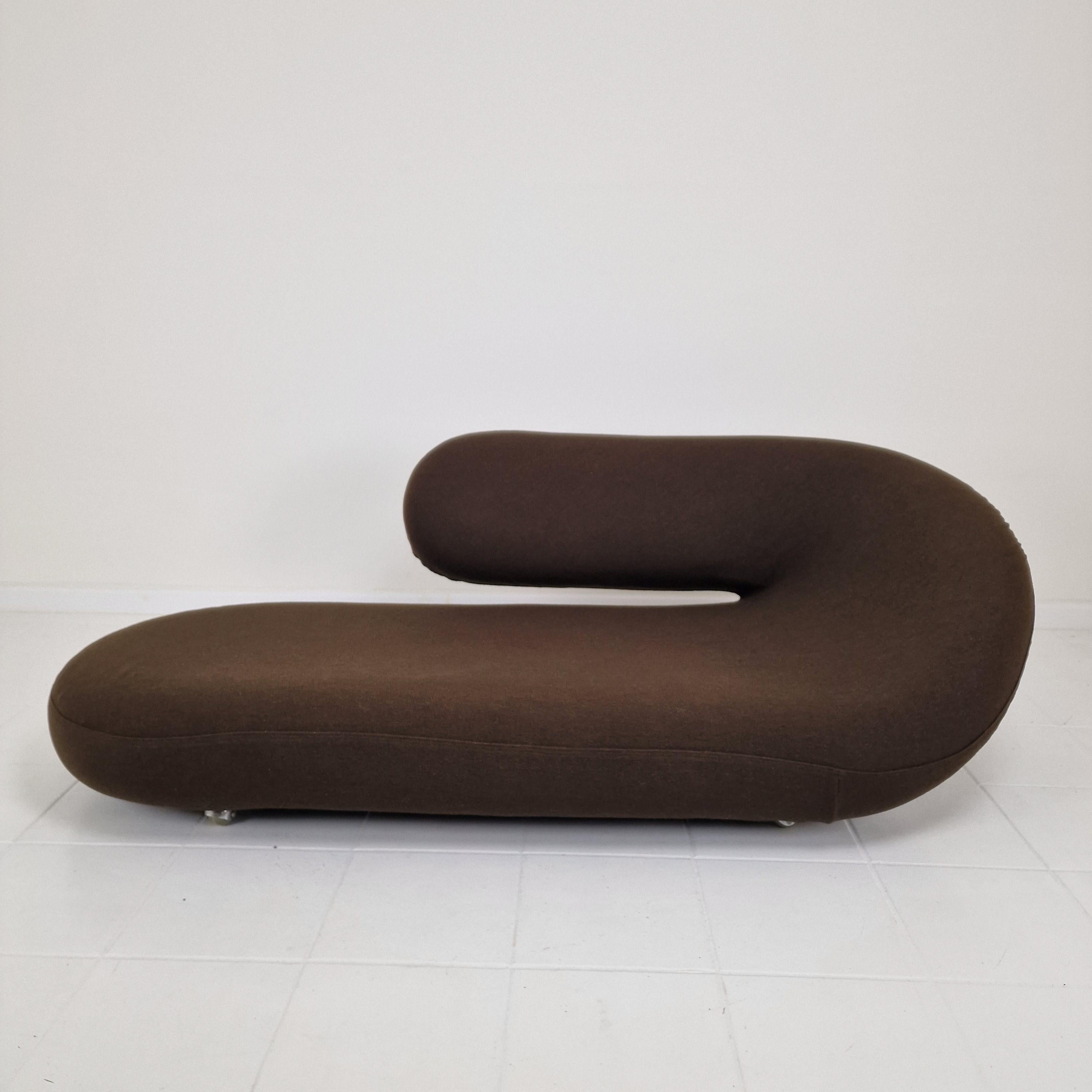 Ce magnifique modèle de Chaise Longue ou Canapé Cleopatra a été conçu par Geoffrey Harcourt pour Artifort dans les années 70. 

 Il est composé d'un tissu en laine Kvadrat de haute qualité et de couleur marron.
Le tissu est en bon état vintage, il