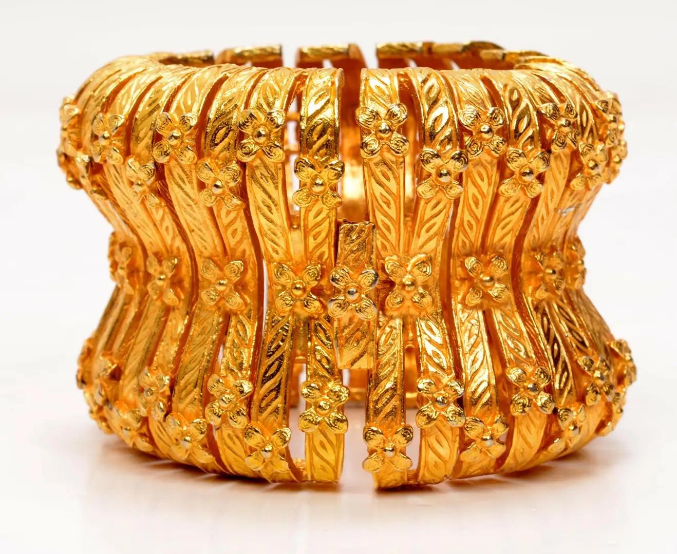 Cleopatra Style Vintage Etruscan Bracelet Mid-Century In Excellent Condition For Sale In valatie, NY