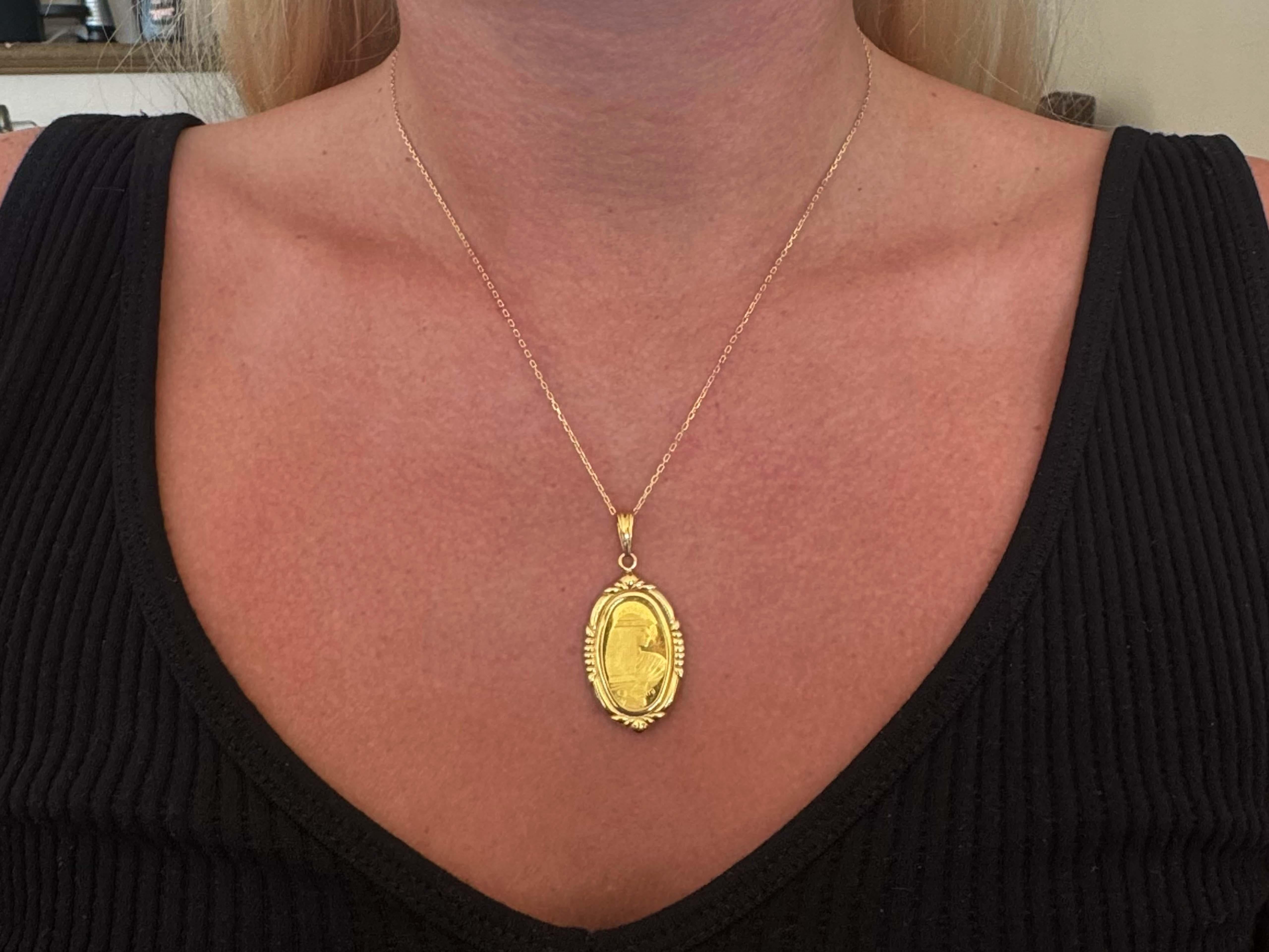 Specifiche dell'articolo:

Peso del lingotto d'oro svizzero: 2,5 grammi

Lingotto d'oro svizzero Metallo: 24K (999,9)

Catena e lunetta Metallo: Oro giallo 18 carati

Peso totale: 7.2 grammi

Lunghezza della collana: 18
