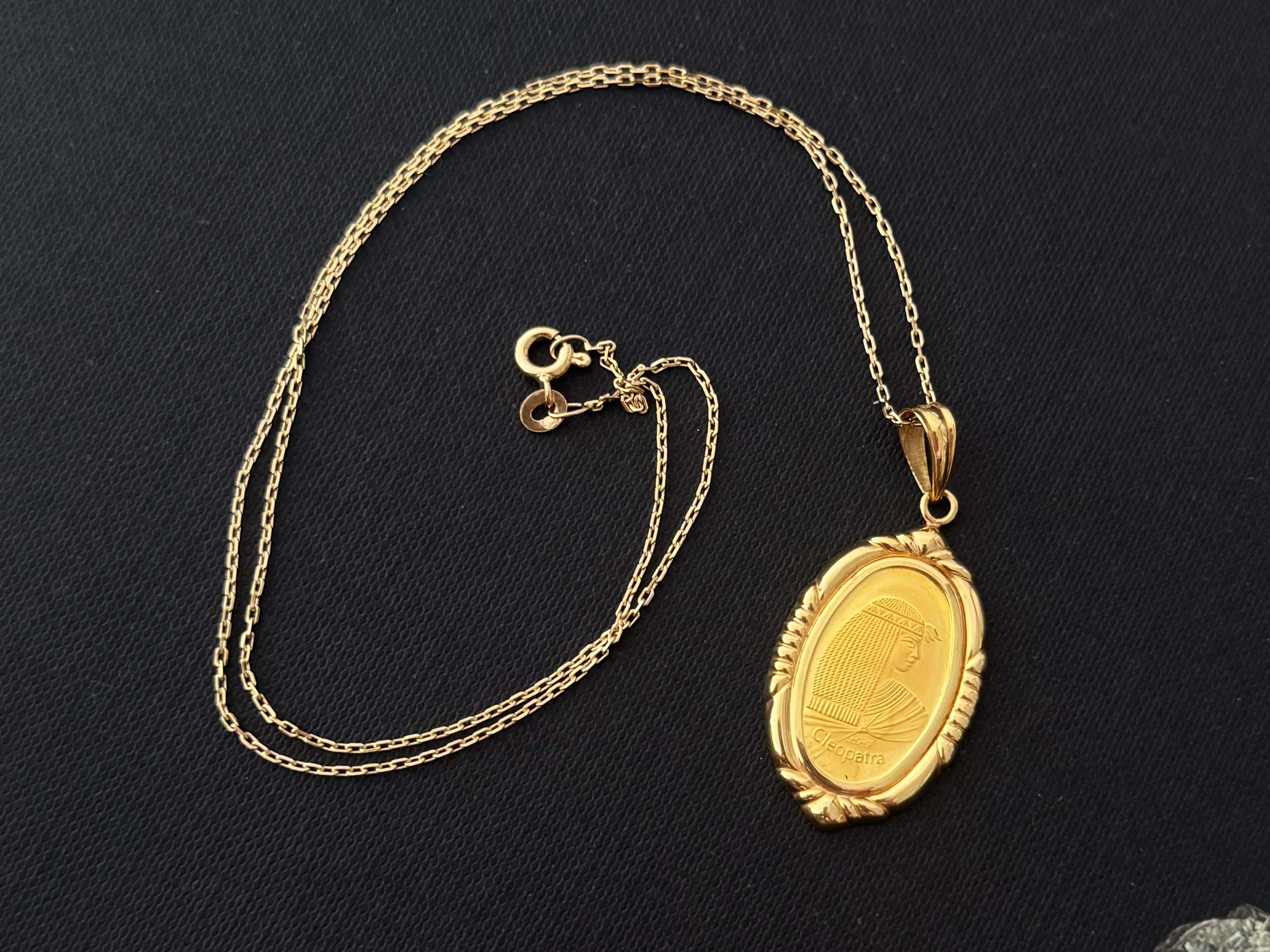 Donna Collana Cleopatra Swiss a barre in oro 24 carati con castone e catena in oro giallo 18 carati in vendita