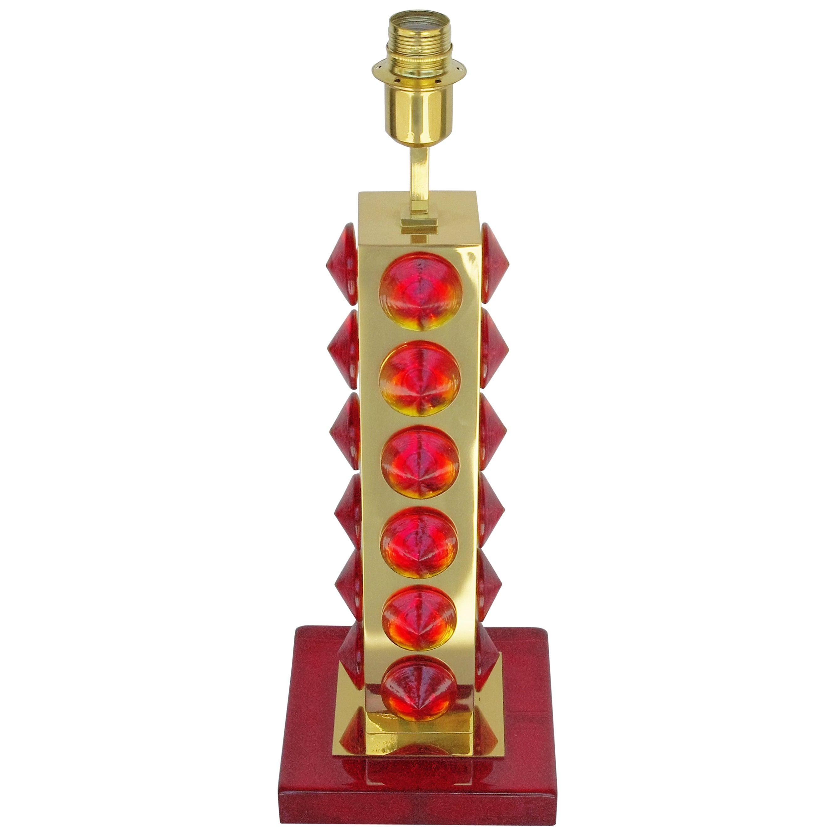 Italian table lamp with decorative red pyramid-shaped Murano glasses mounted on a polished brass frame and a red Murano glass base / Designed by Fabio Bergomi for Fabio Ltd / Made in Italy 
1 light / E26 or E27 type / max 60 W 
Measures: Height 22.5