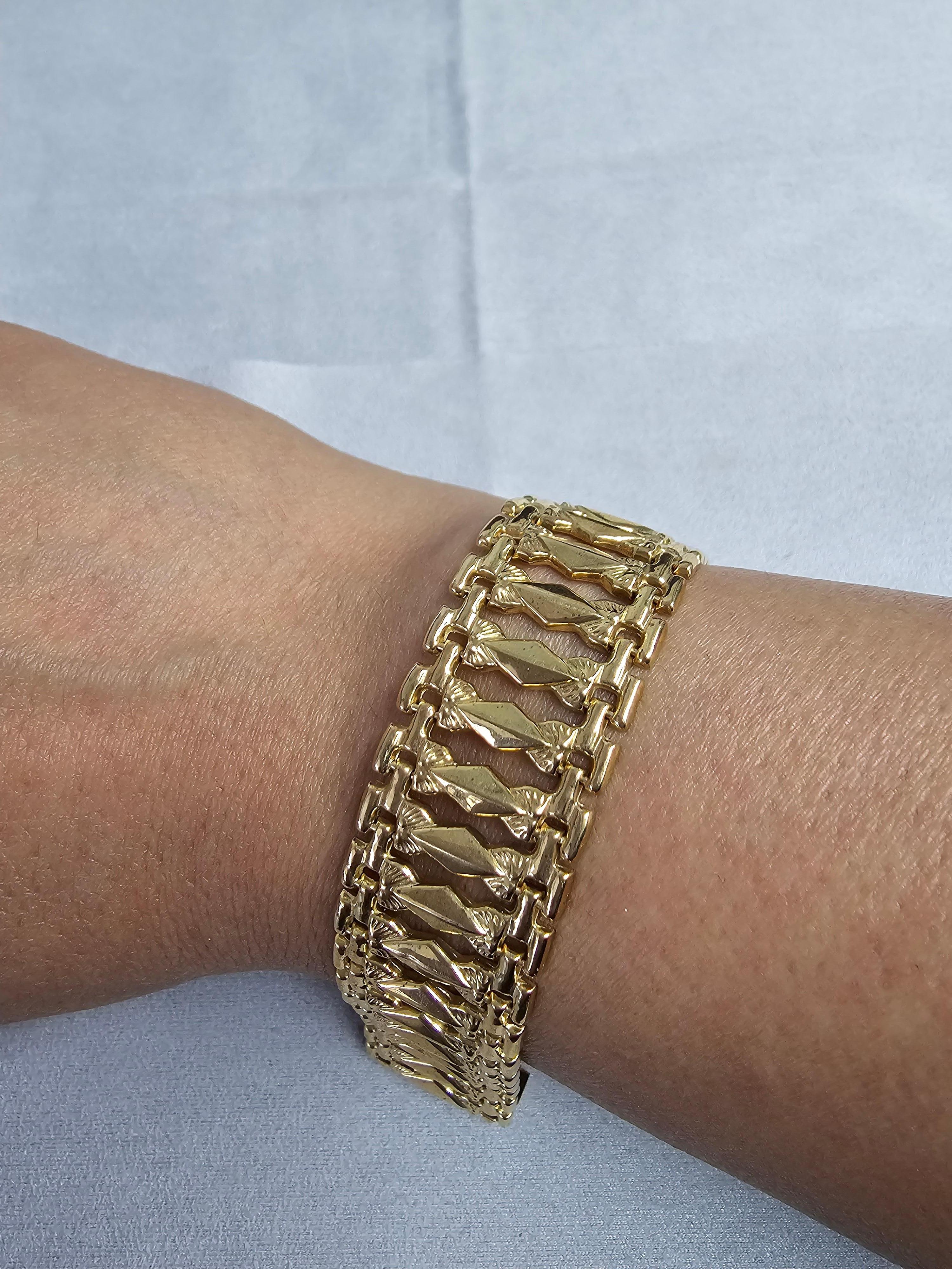 ♥ Resumen del producto ♥

Detalles: Cleopatra Pulsera Ancha 19MM
Metal: Oro amarillo de 14 quilates
Peso: 21 gramos
Anchura: 19 mm
Longitud: 7 pulgadas
Cierre: Anilla de resorte

La pulsera es de oro macizo de 14 quilates, no está rellena ni chapada