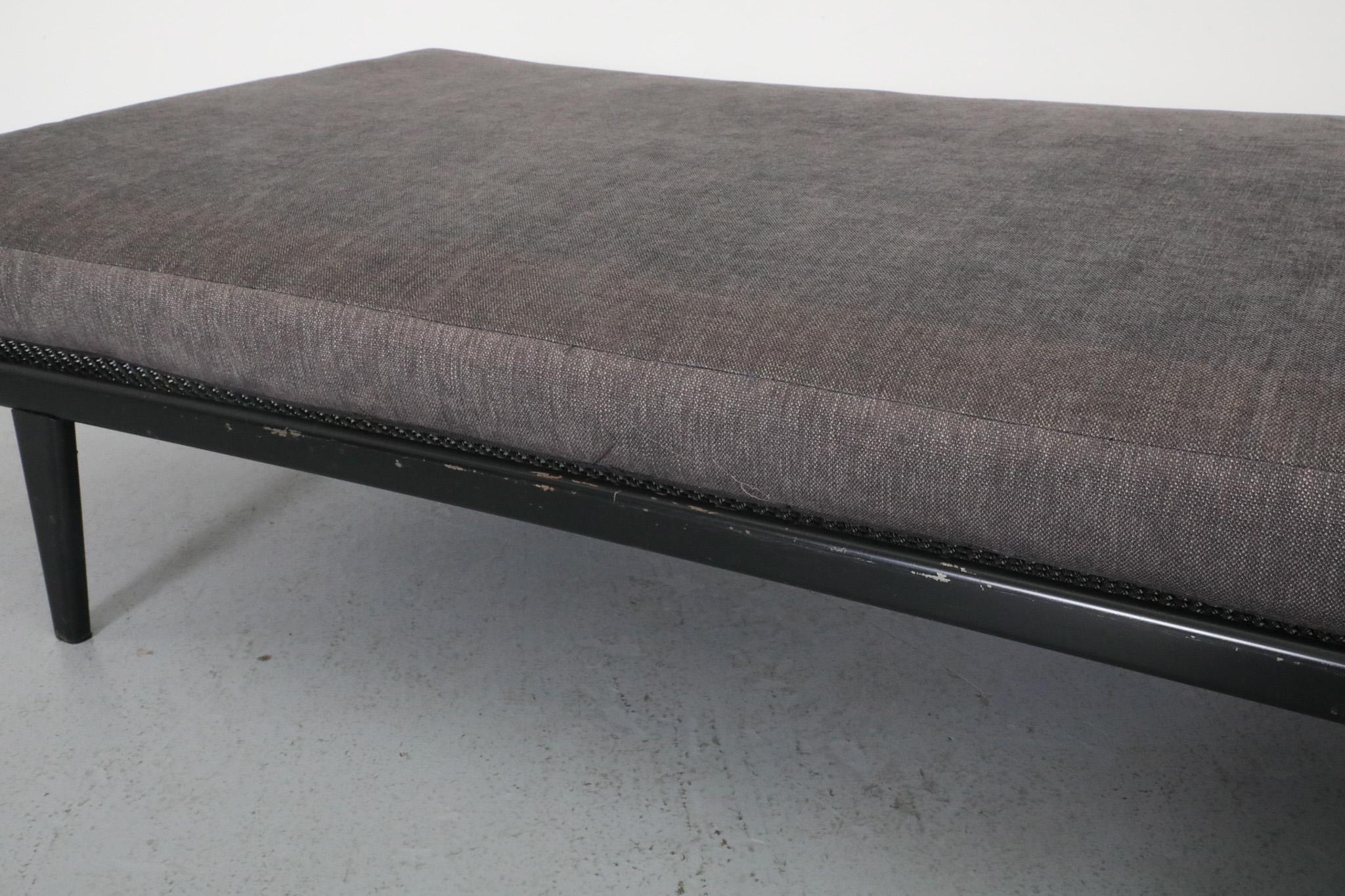 Breites „Cleopatra“-Tagesbett mit Metallrahmen, Teakholzbeinen und Holzbett in Holzkohle 3