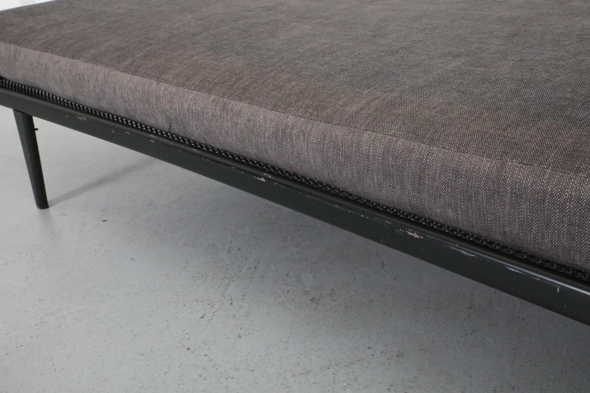 Breites „Cleopatra“-Tagesbett mit Metallrahmen, Teakholzbeinen und Holzbett in Holzkohle 4