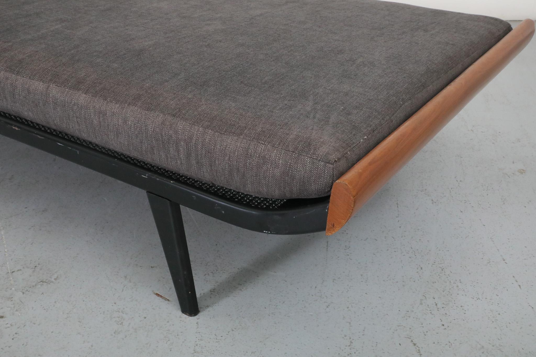 Breites „Cleopatra“-Tagesbett mit Metallrahmen, Teakholzbeinen und Holzbett in Holzkohle 5