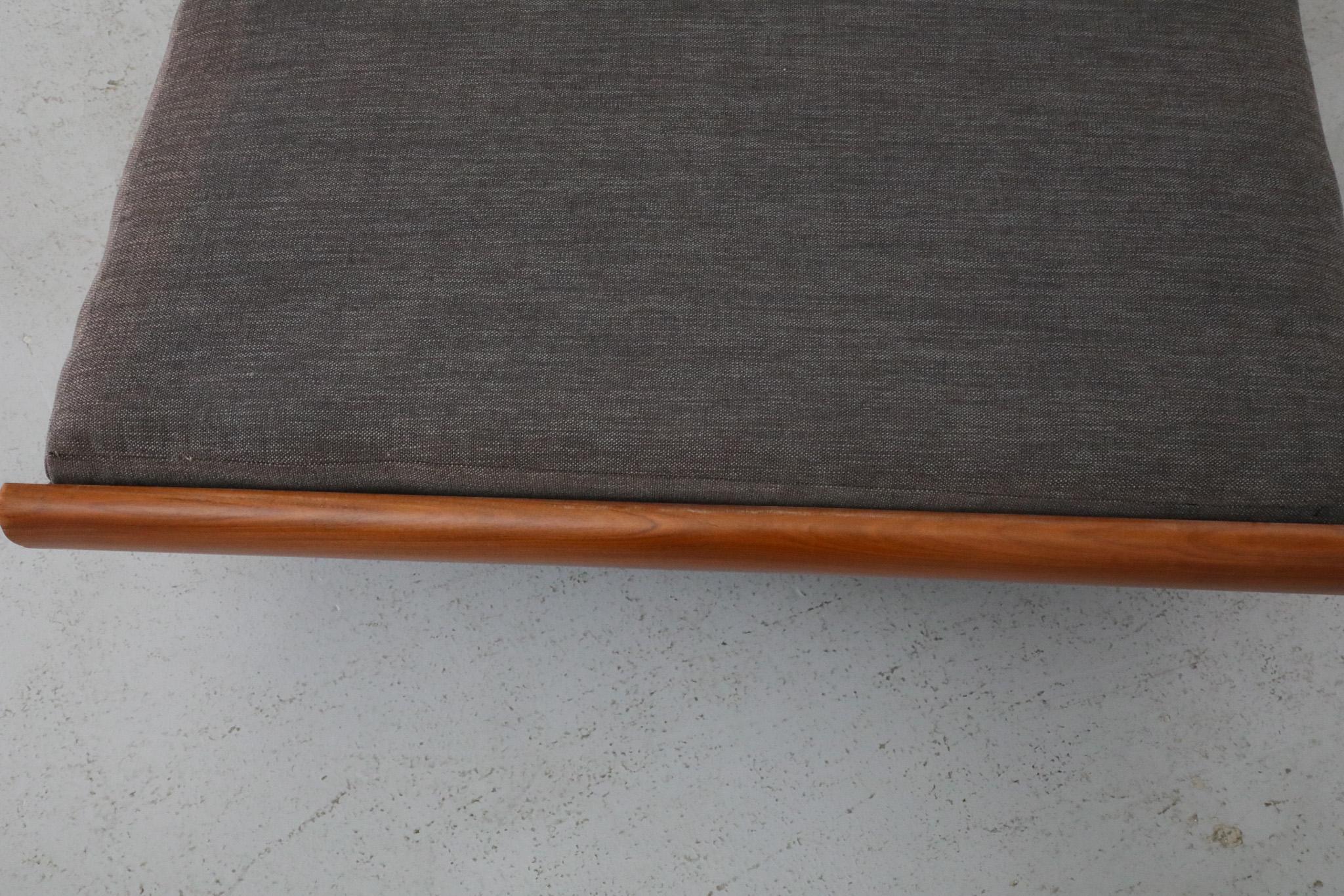 Breites „Cleopatra“-Tagesbett mit Metallrahmen, Teakholzbeinen und Holzbett in Holzkohle 6