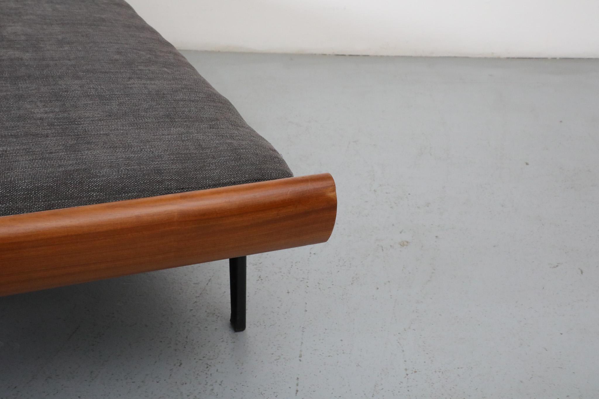 Breites „Cleopatra“-Tagesbett mit Metallrahmen, Teakholzbeinen und Holzbett in Holzkohle 8