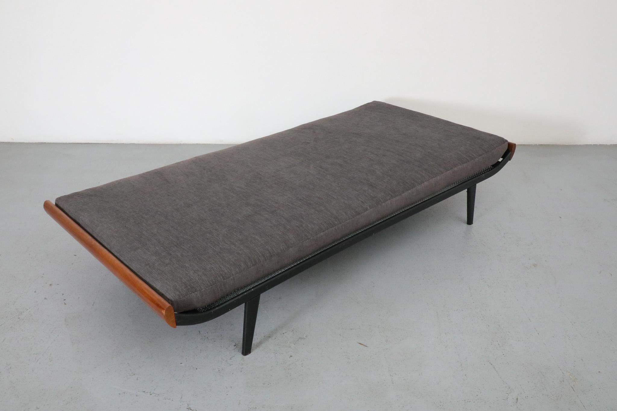 Breites „Cleopatra“-Tagesbett mit Metallrahmen, Teakholzbeinen und Holzbett in Holzkohle 9