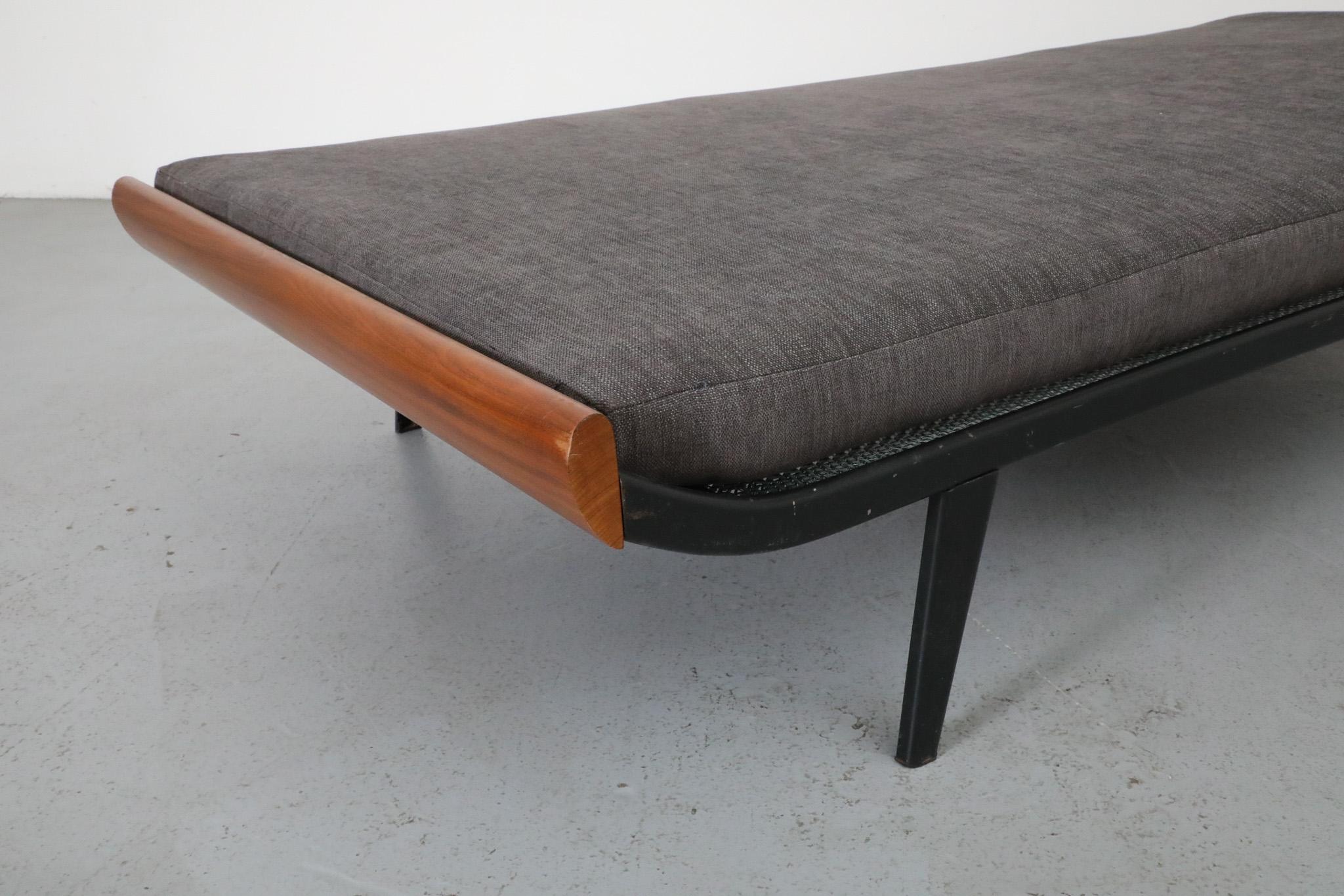 Breites „Cleopatra“-Tagesbett mit Metallrahmen, Teakholzbeinen und Holzbett in Holzkohle 10