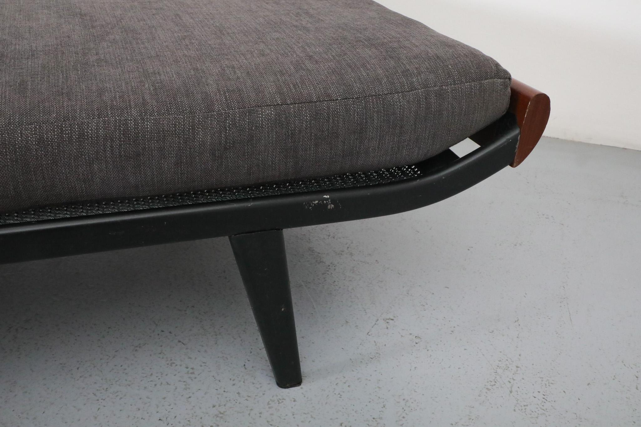 Breites „Cleopatra“-Tagesbett mit Metallrahmen, Teakholzbeinen und Holzbett in Holzkohle 11