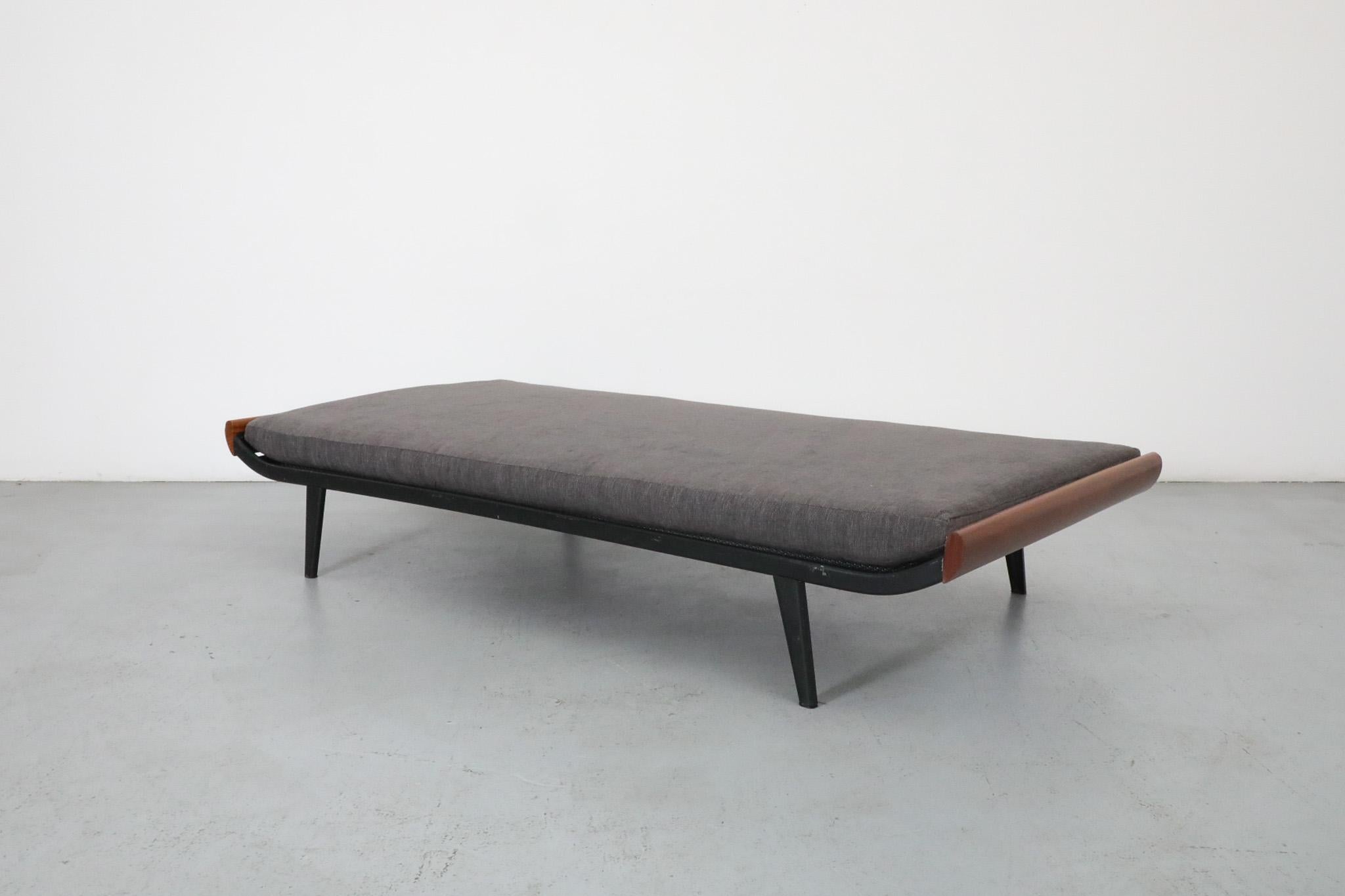 Breites „Cleopatra“-Tagesbett mit Metallrahmen, Teakholzbeinen und Holzbett in Holzkohle (Moderne der Mitte des Jahrhunderts)