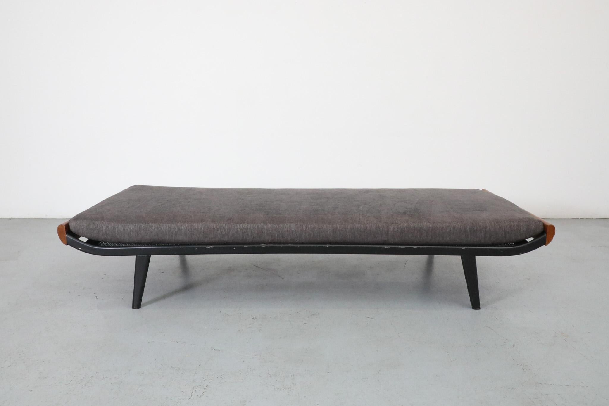 Breites „Cleopatra“-Tagesbett mit Metallrahmen, Teakholzbeinen und Holzbett in Holzkohle im Zustand „Gut“ in Los Angeles, CA