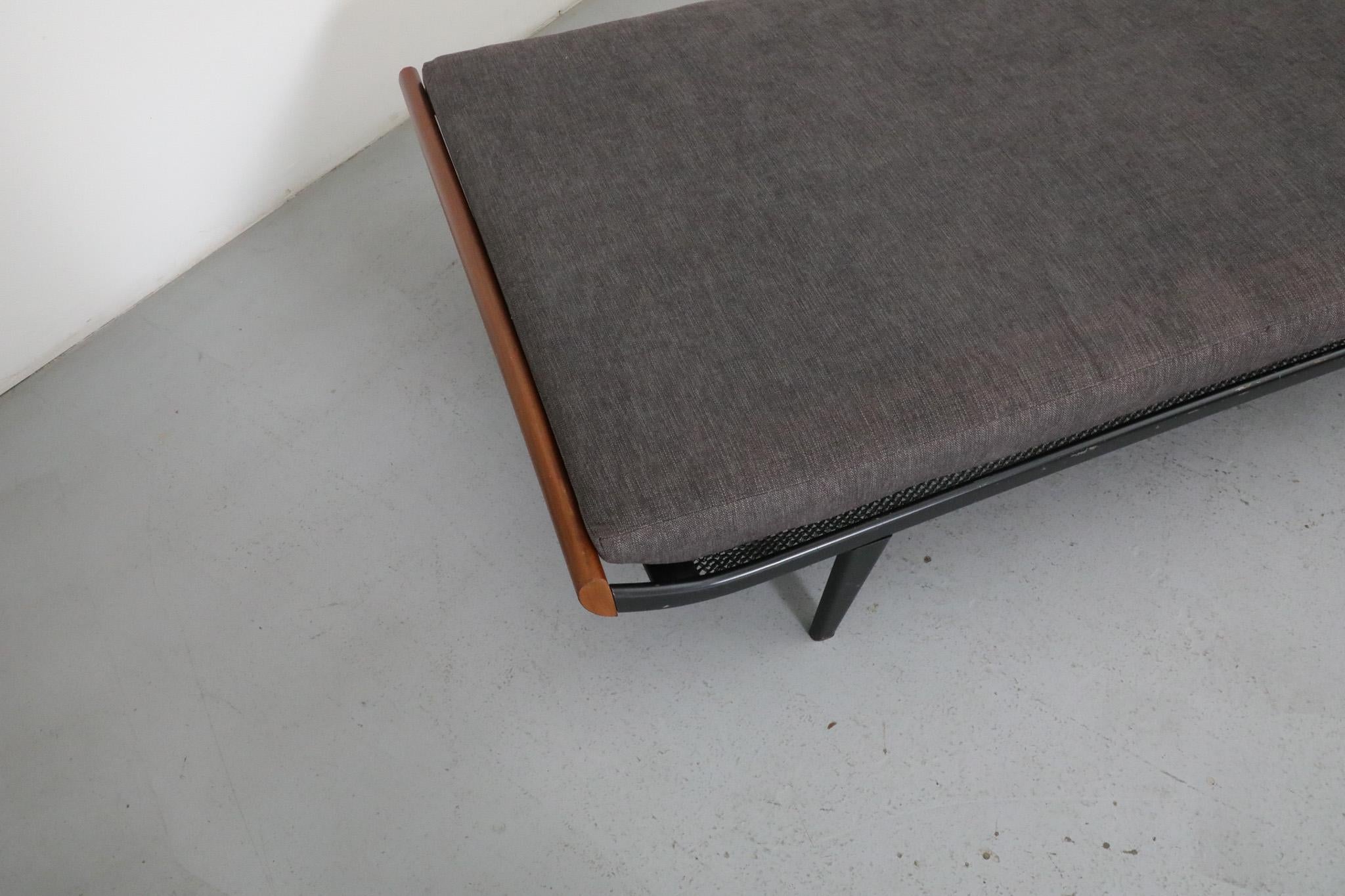 Breites „Cleopatra“-Tagesbett mit Metallrahmen, Teakholzbeinen und Holzbett in Holzkohle 2