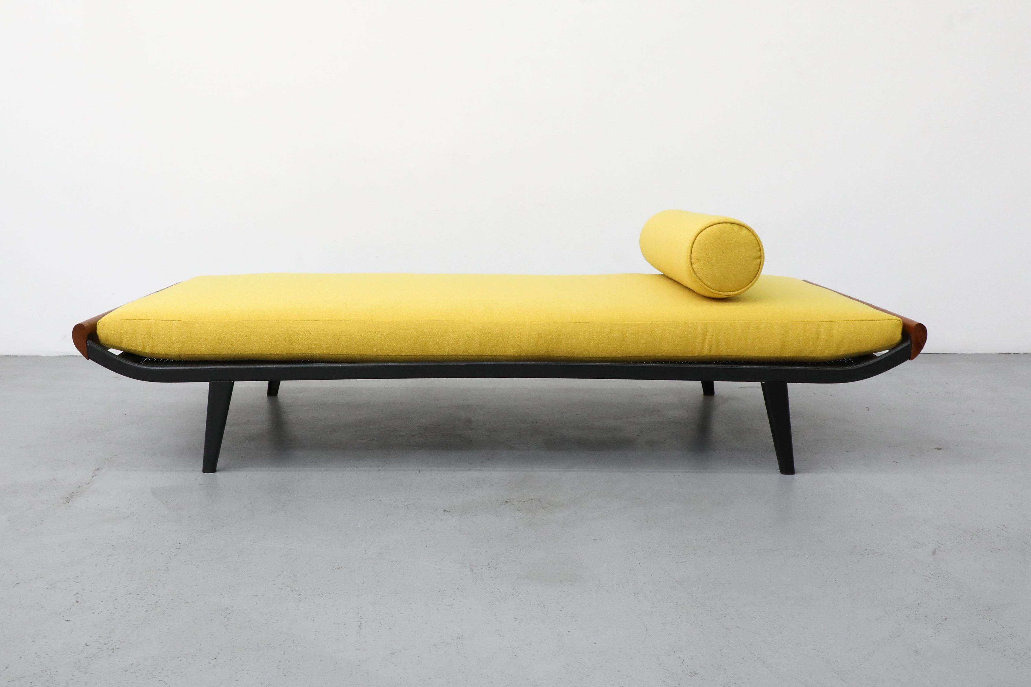 Méridienne large Cléopâtre avec matelas jaune et traversin par A.R. Cordemeyer 2