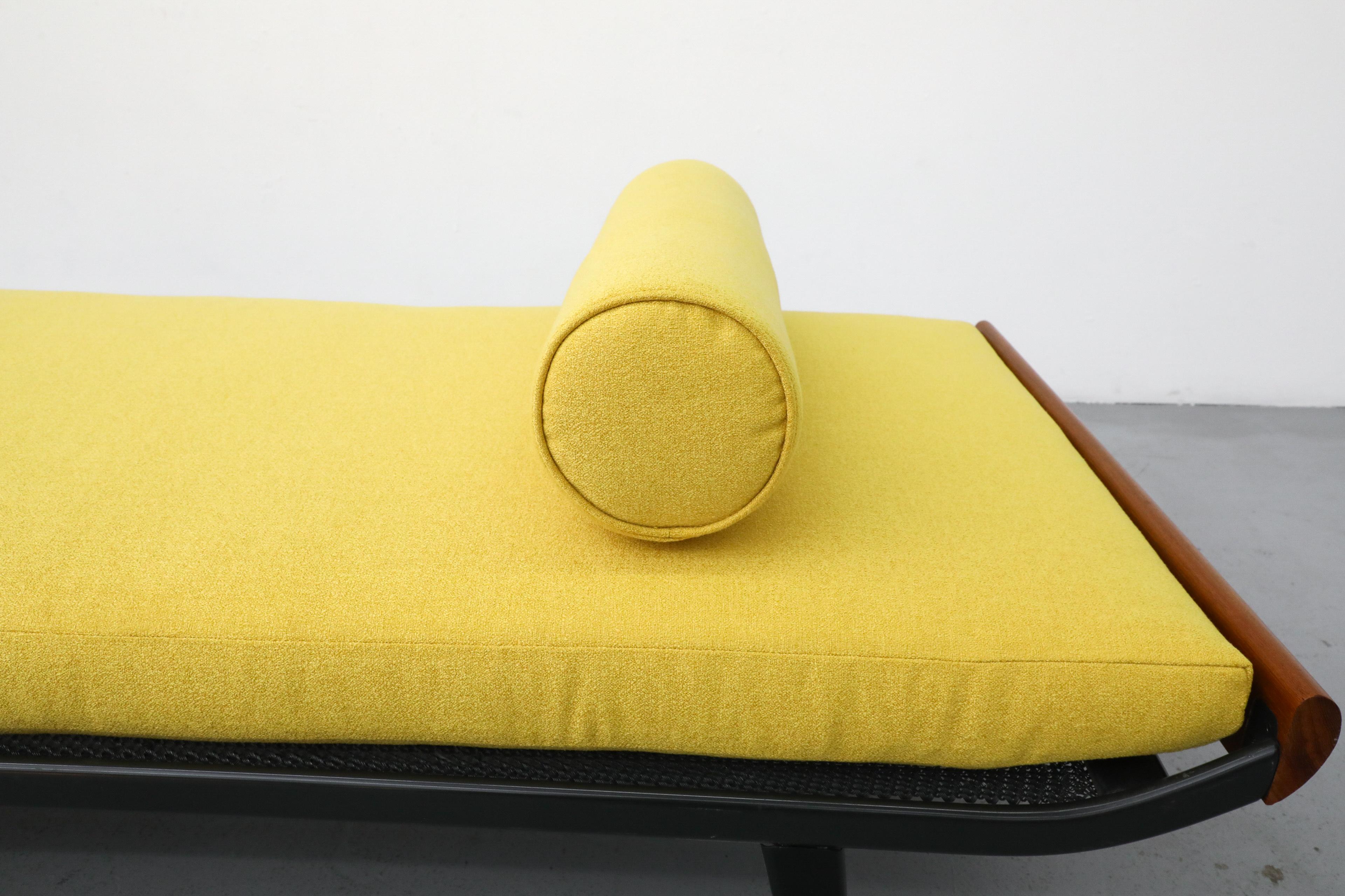 Méridienne large Cléopâtre avec matelas jaune et traversin par A.R. Cordemeyer 3