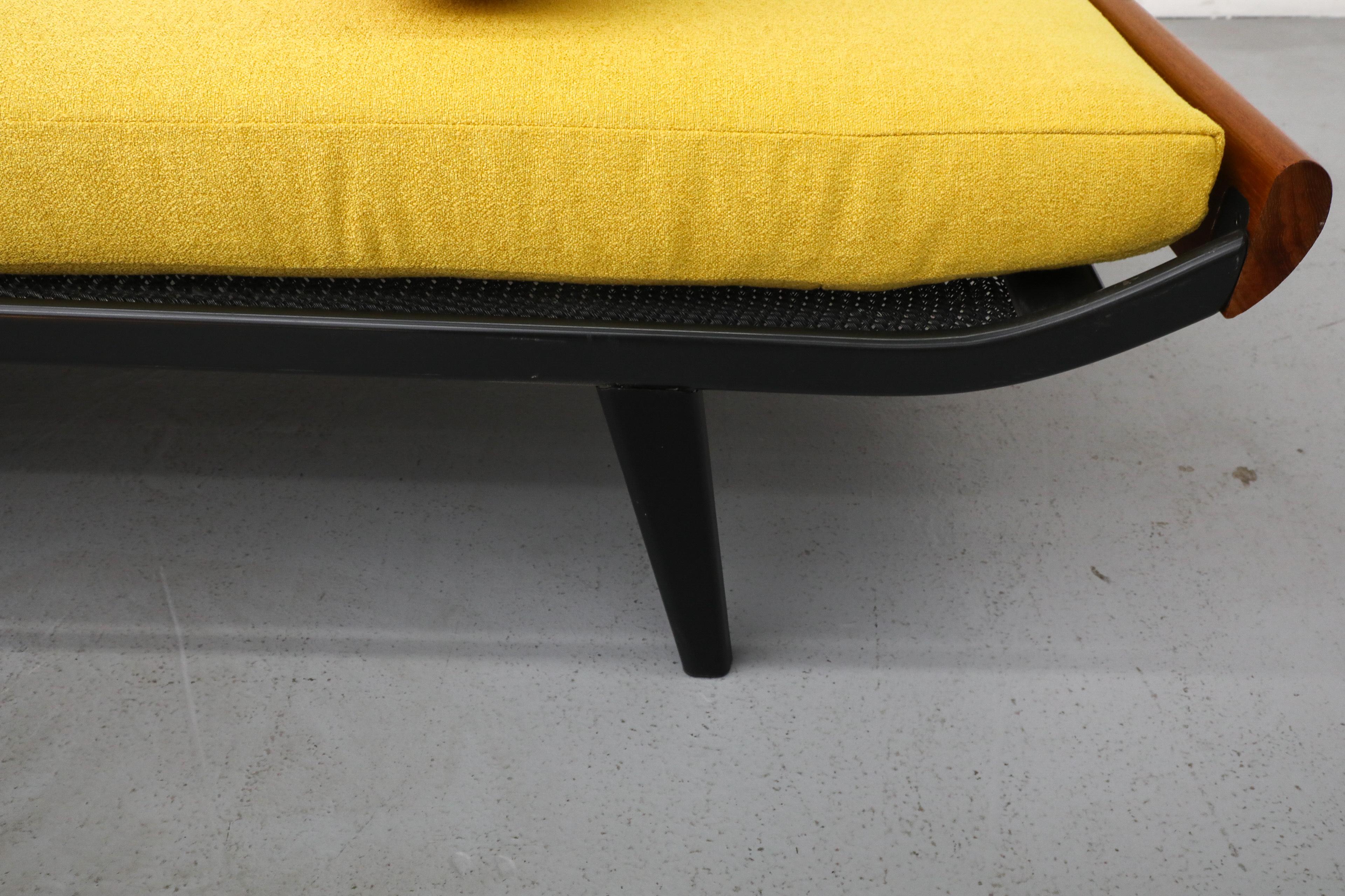 Méridienne large Cléopâtre avec matelas jaune et traversin par A.R. Cordemeyer 4