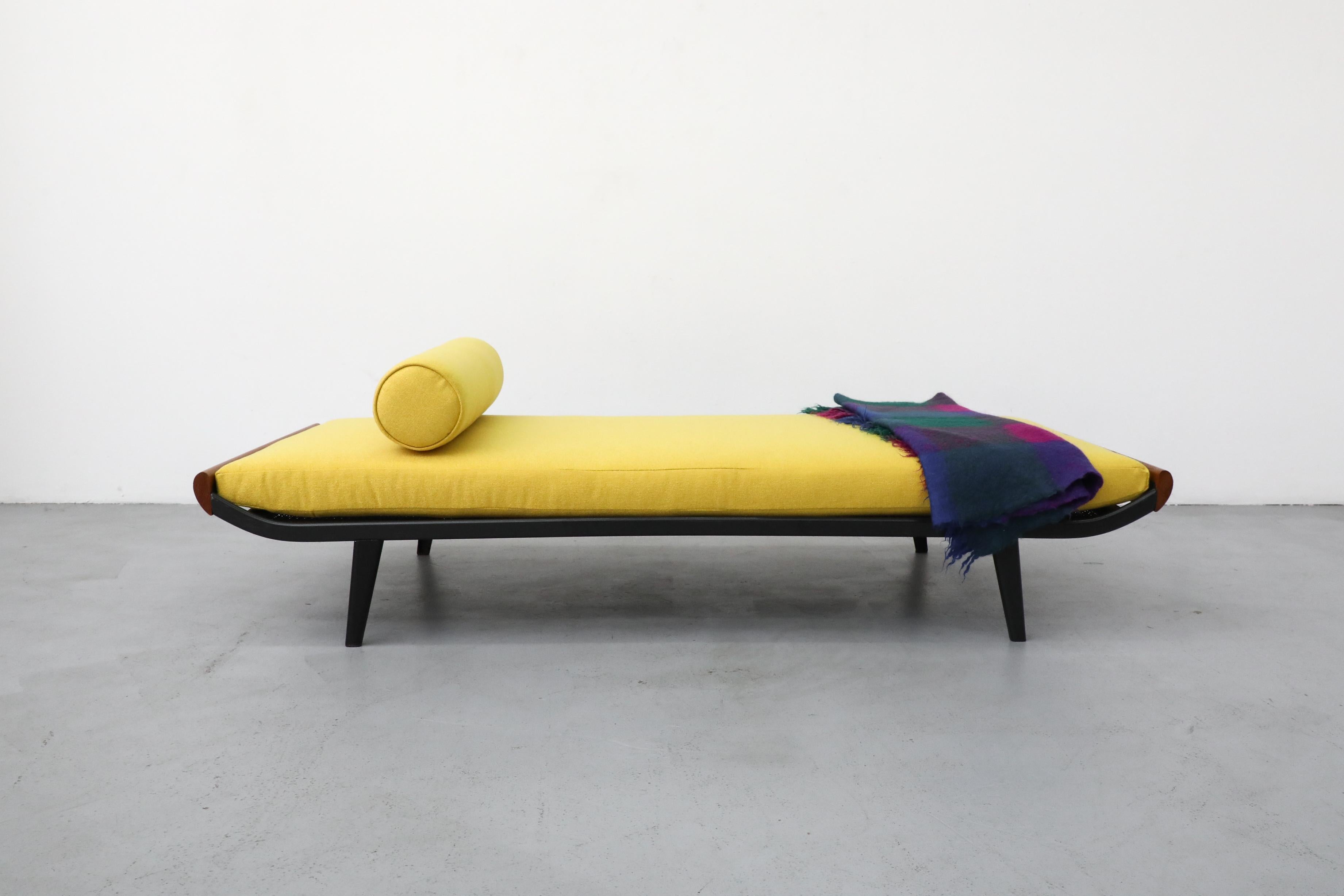 Lit de jour large Cleopatra de A.R., milieu du siècle dernier, années 1960 Cordemeyer avec extrémités en teck et cadre en métal émaillé gris foncé. Livré avec matelas et traversin jaune canari. Fabriqué par Royal Auping, le divan-lit Cleopatra a été