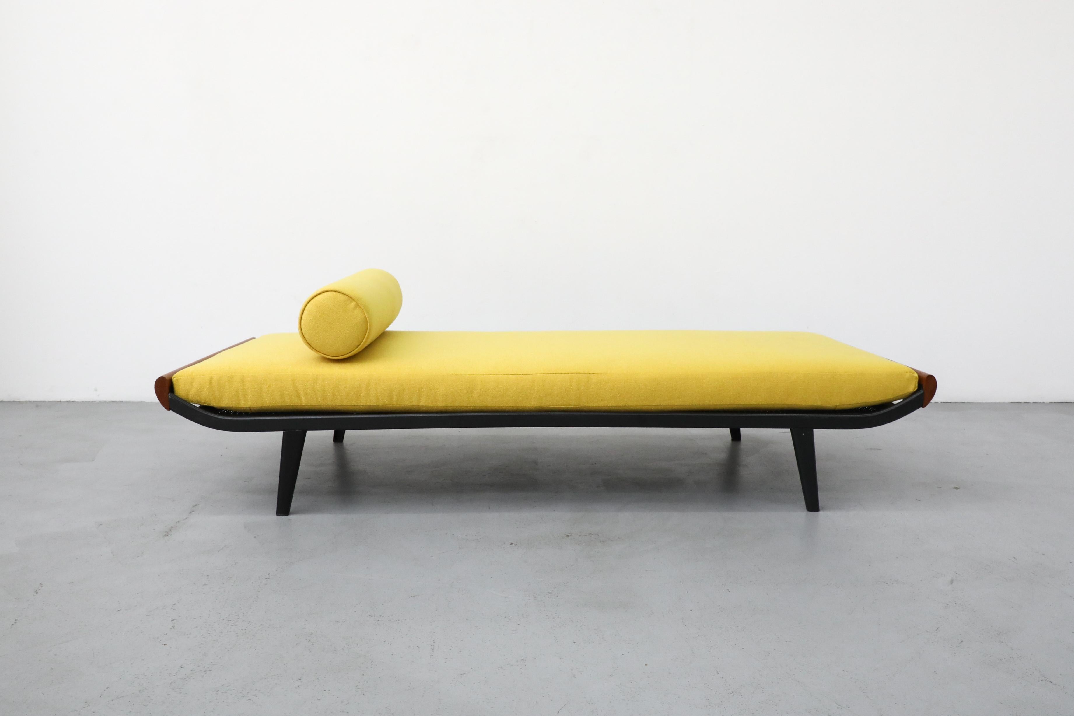 Mid-Century Modern Méridienne large Cléopâtre avec matelas jaune et traversin par A.R. Cordemeyer
