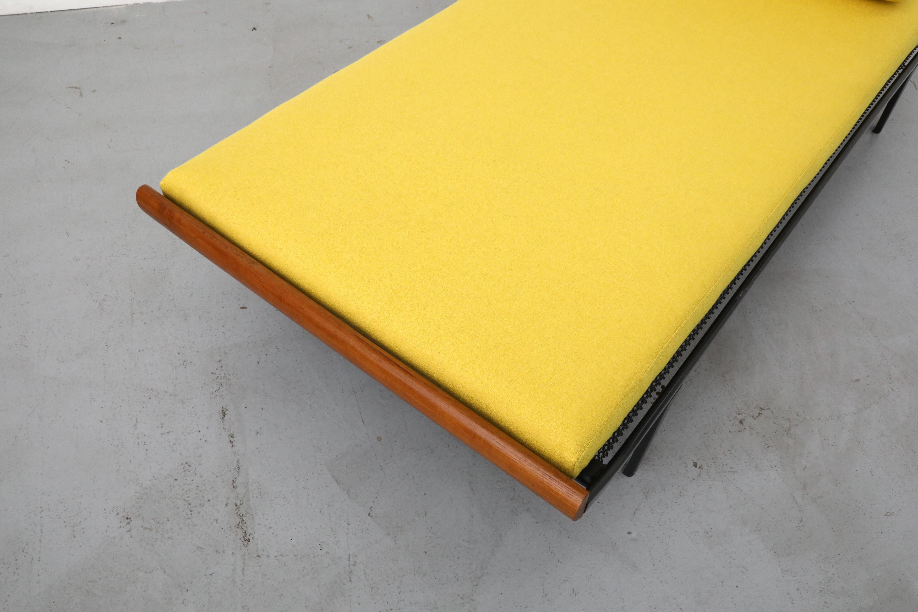 Métal Méridienne large Cléopâtre avec matelas jaune et traversin par A.R. Cordemeyer