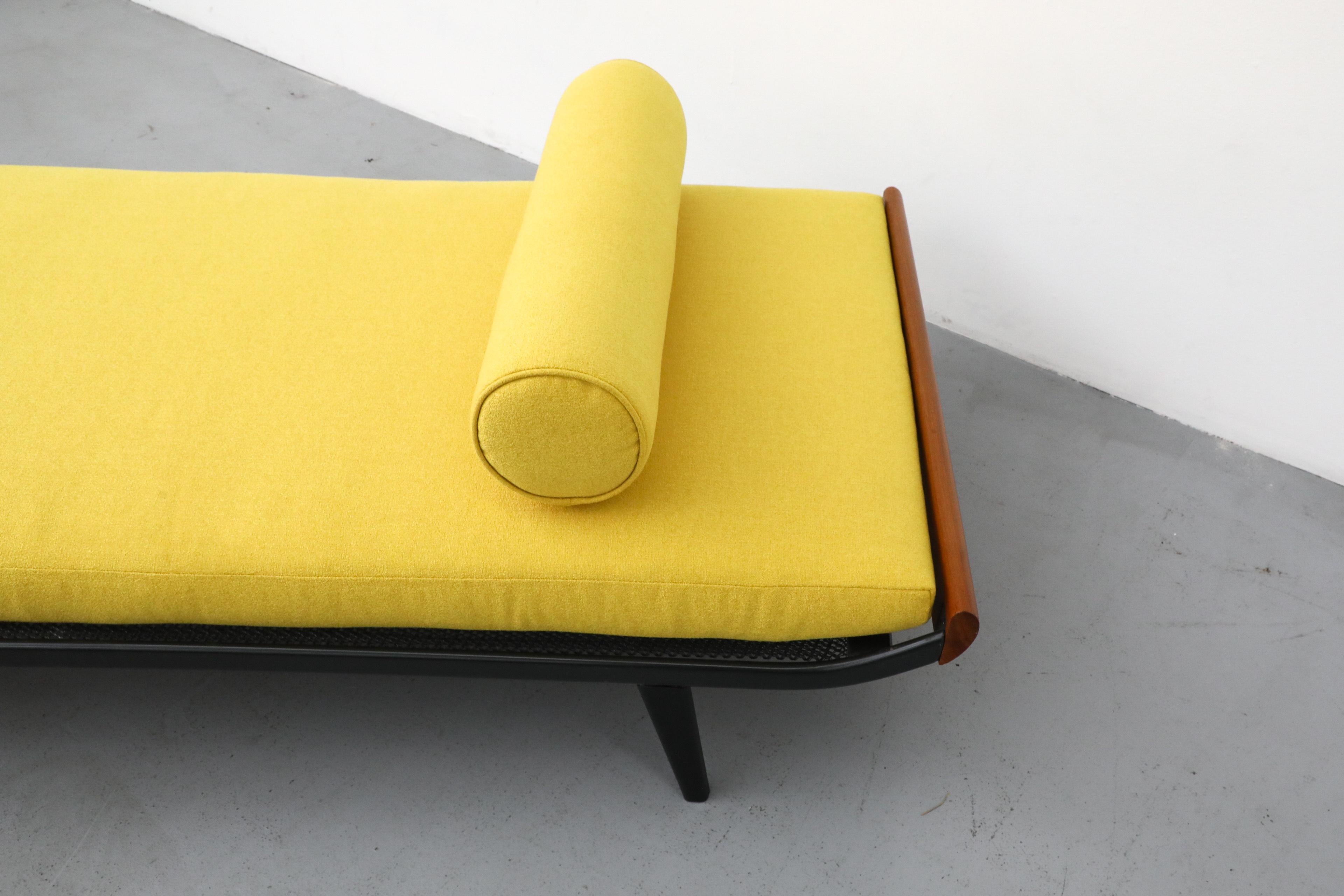 Méridienne large Cléopâtre avec matelas jaune et traversin par A.R. Cordemeyer 1
