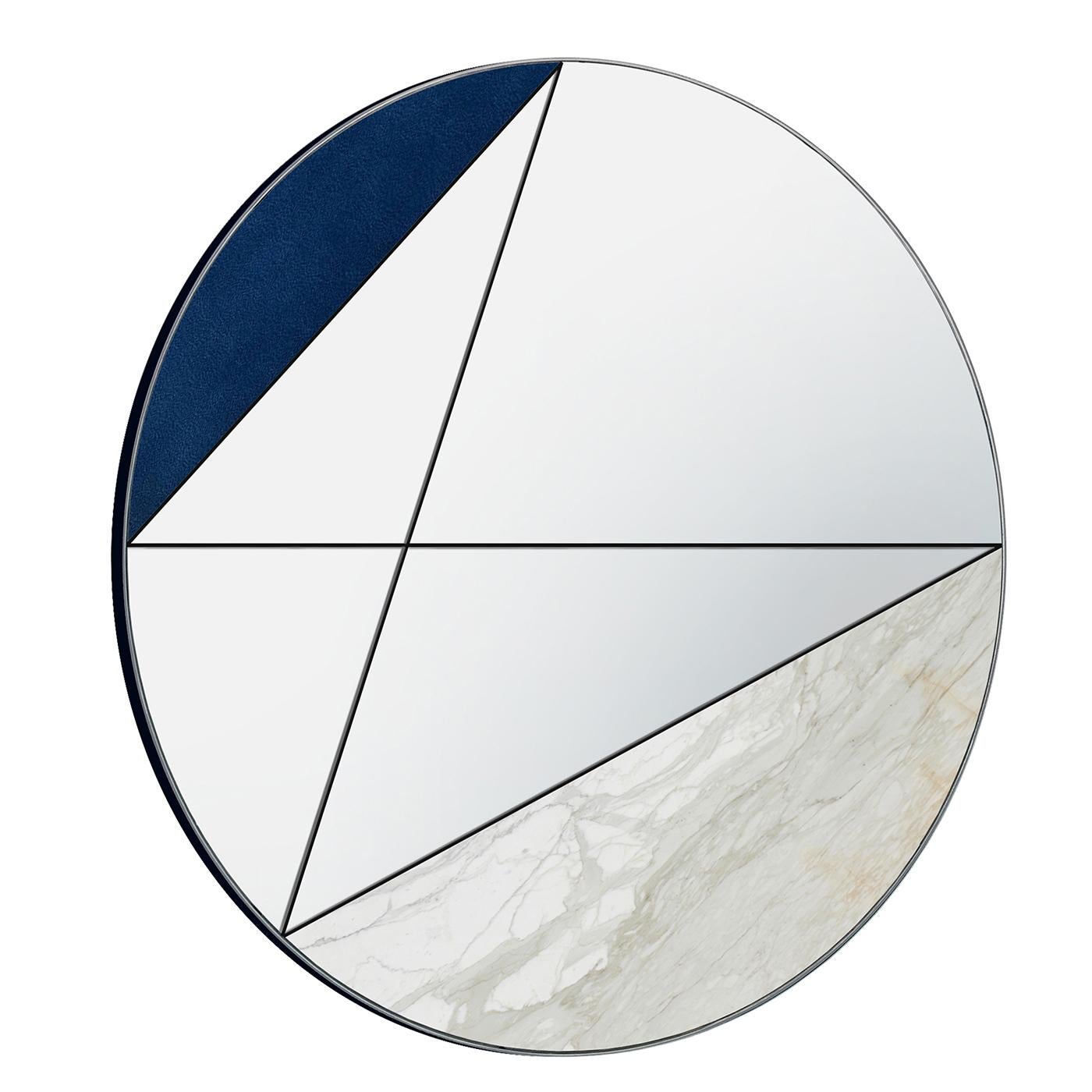 Der Spiegel Clepsydra I wird vollständig von Hand gefertigt, so dass kein Stück dem anderen gleicht. Er zeichnet sich durch eine einzigartige Kombination aus blauem Leder und Calacatta-Marmor aus. Vervollständigt wird der Spiegel durch die