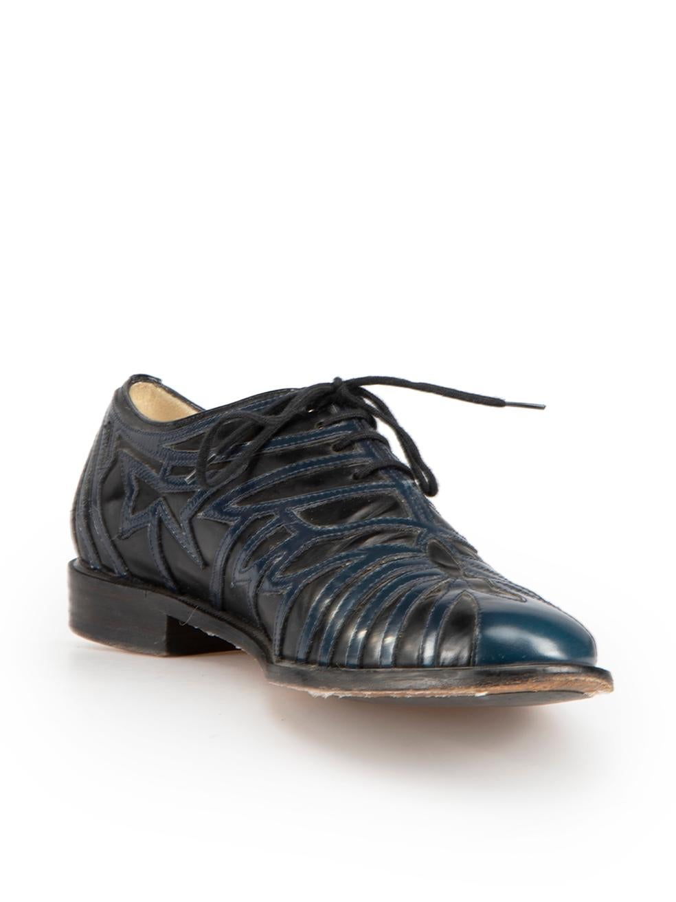 El ESTADO es Muy bueno. El calzado presenta un desgaste mínimo. Desgaste mínimo en la línea superior del zapato derecho, donde se aprecia una rozadura. Este artículo de segunda mano del diseñador Clergerie también presenta ligeras arrugas en los