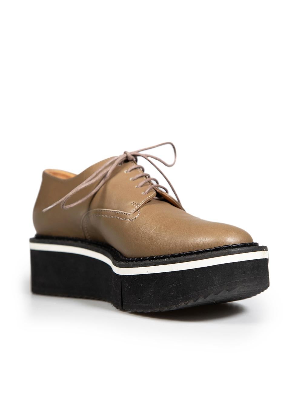 L'ÉTAT est très bon. L'usure minimale des chaussures est évidente, il y a un léger froissement du cuir à l'avant des chaussures. Il y a une petite marque sur le devant de la chaussure droite et une marque sur la plateforme de la chaussure gauche de