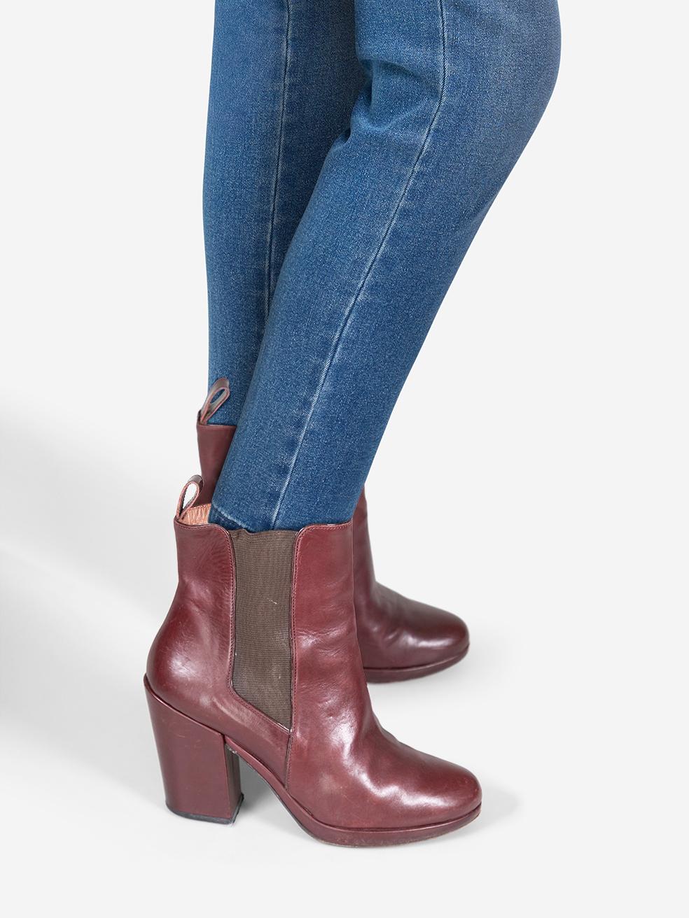 CONDIZIONE: molto buona. L'usura degli stivali è minima. Abrasione in tutte le aree della pelle su entrambe le scarpe. Scolorimento sui lati elasticizzati di entrambe le scarpe di questo articolo usato di Clergerie.
 
 
 
 Dettagli
 
 
 Borgogna
 
