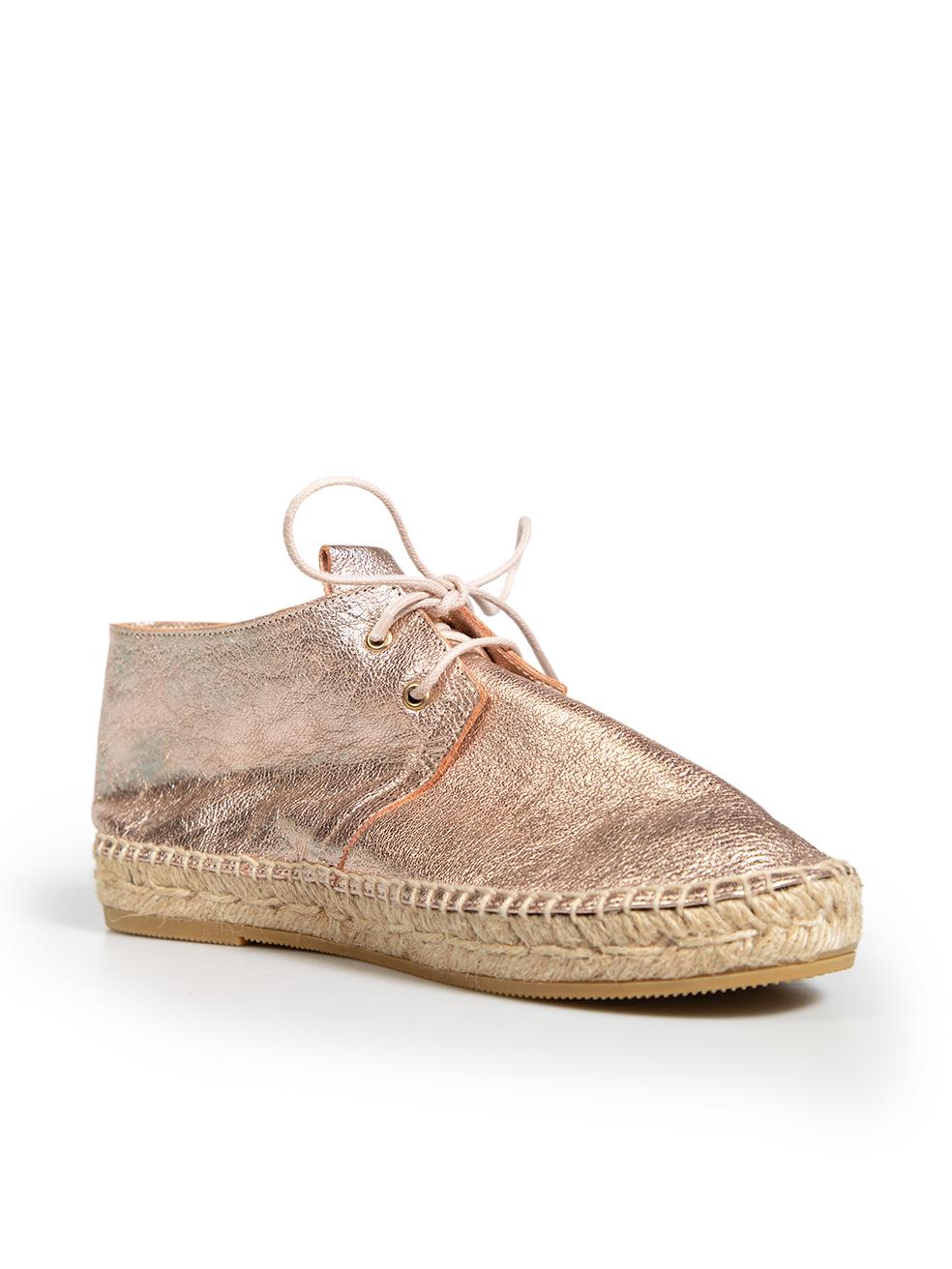 CONDIT ist sehr gut. Die Schuhe weisen kaum sichtbare Abnutzungserscheinungen auf, auf der Vorderseite des rechten Schuhs befindet sich ein kleiner Fleck. Der rechte Schuh hat auch einige Kleberückstände zwischen Sohle und Weide, die wohl vom