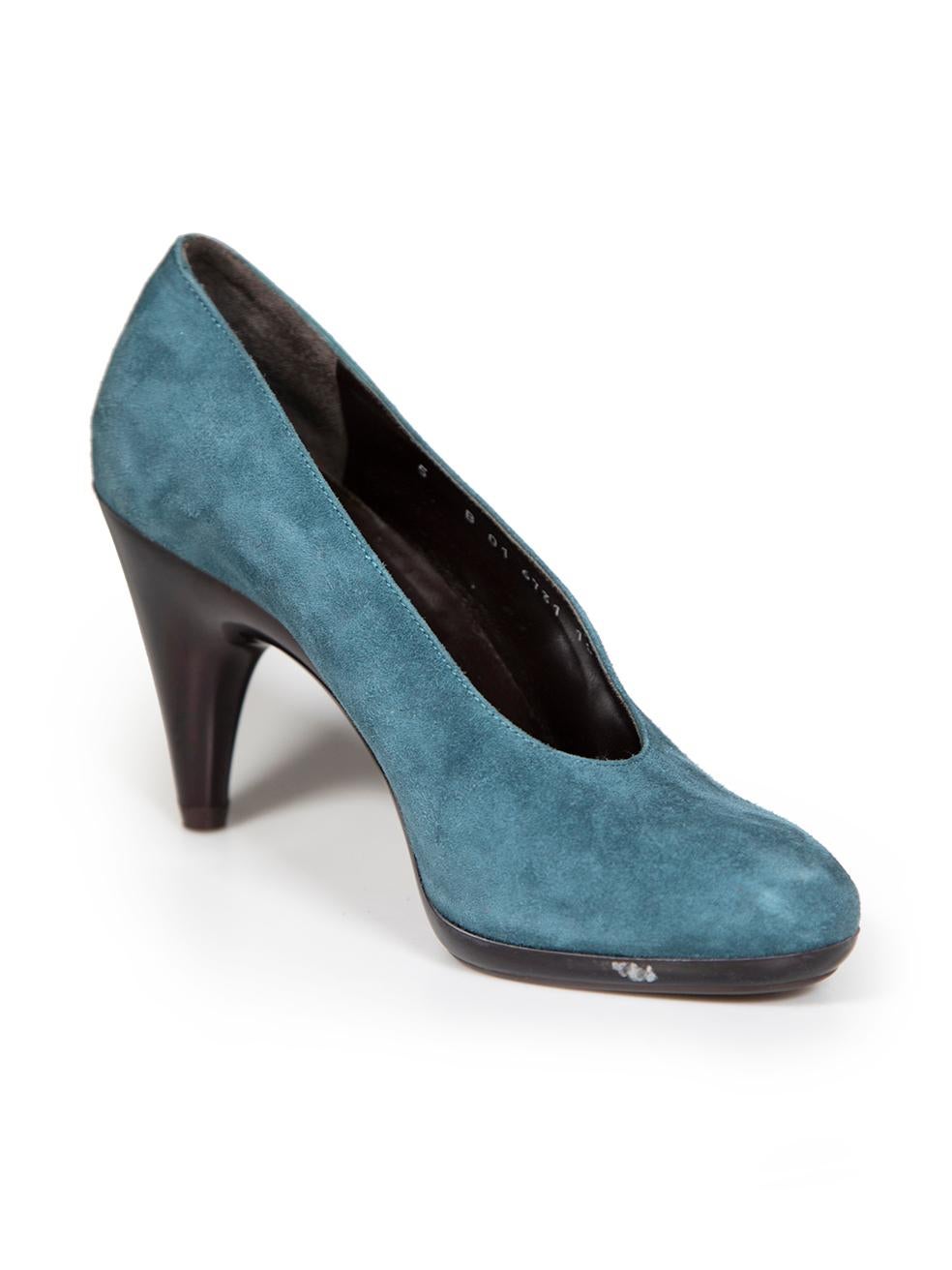 El ESTADO es Bueno. Se aprecia un desgaste menor en las bombas. Ligero desgaste de la entresuela con una pequeña marca descolorida en el interior de la zapatilla izquierda. Este artículo usado de reventa del diseñador Clergerie presenta algunas