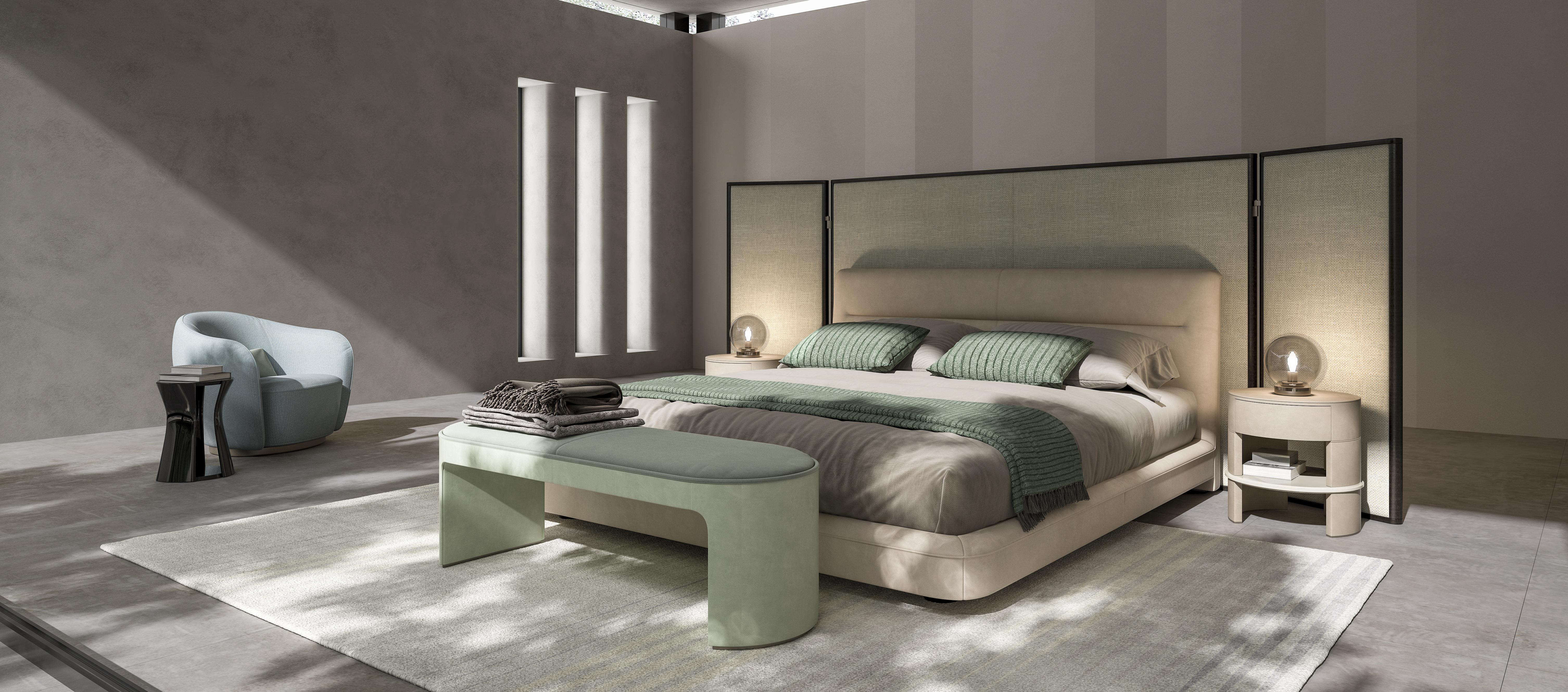 This bed offers a versatile design, available with upholstery in either leather or fabric to suit different styles and preferences. Its elegant silhouette is complemented by a refined headboard, which can be enhanced with an optional partition