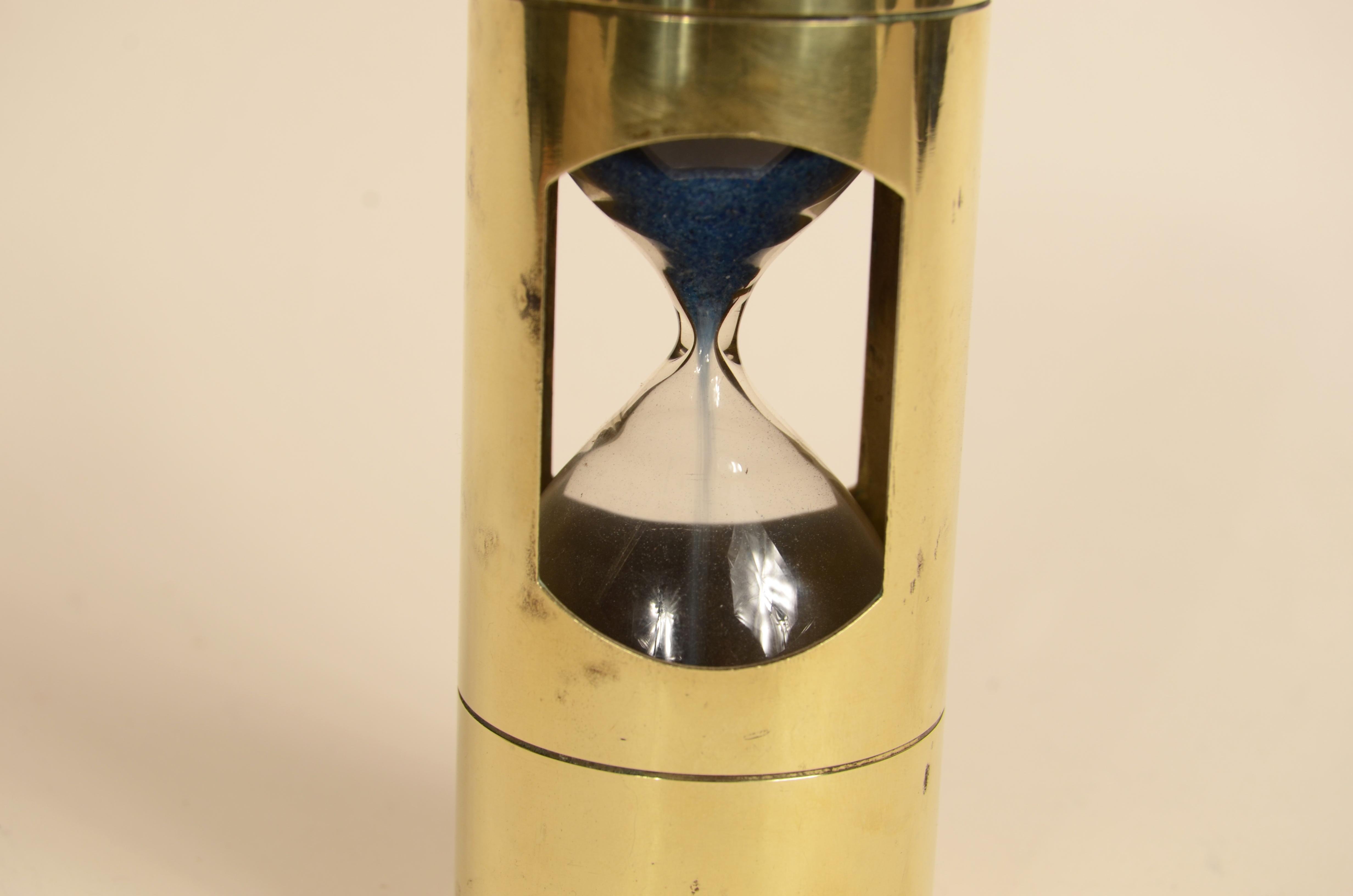 Mid-20th Century Clessidra a sabbia in ottone con base circolare e ampolla in vetro soffiato 1930 in vendita
