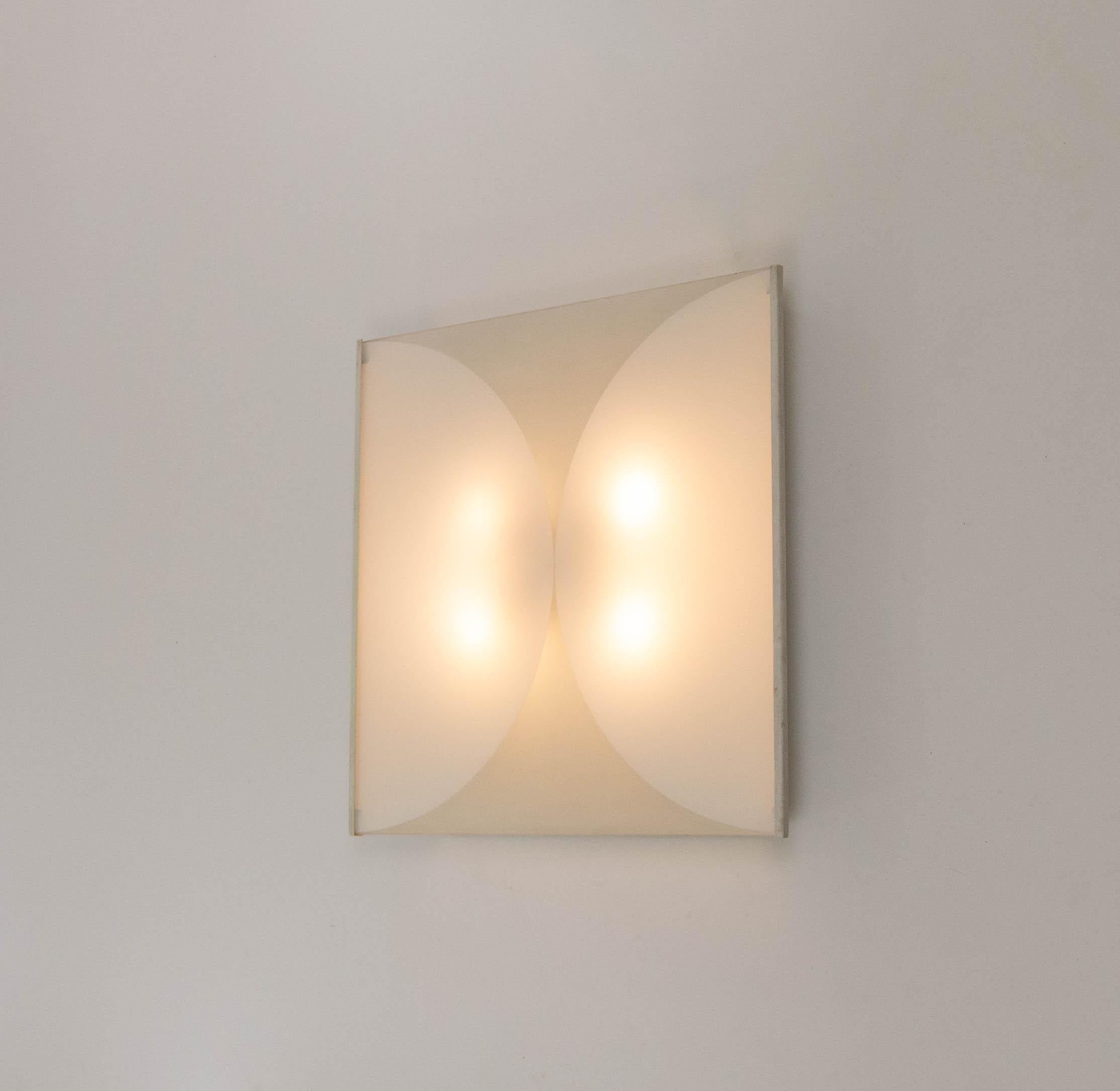 Large Clessidra wall or ceiling lamp designed by Bobo Piccoli and produced by Fontana Arte in the 1970s.

The lamp consists of a polished white square glass diffuser with frosted ornaments and a white lacquered metal structure.

The lamp is in very
