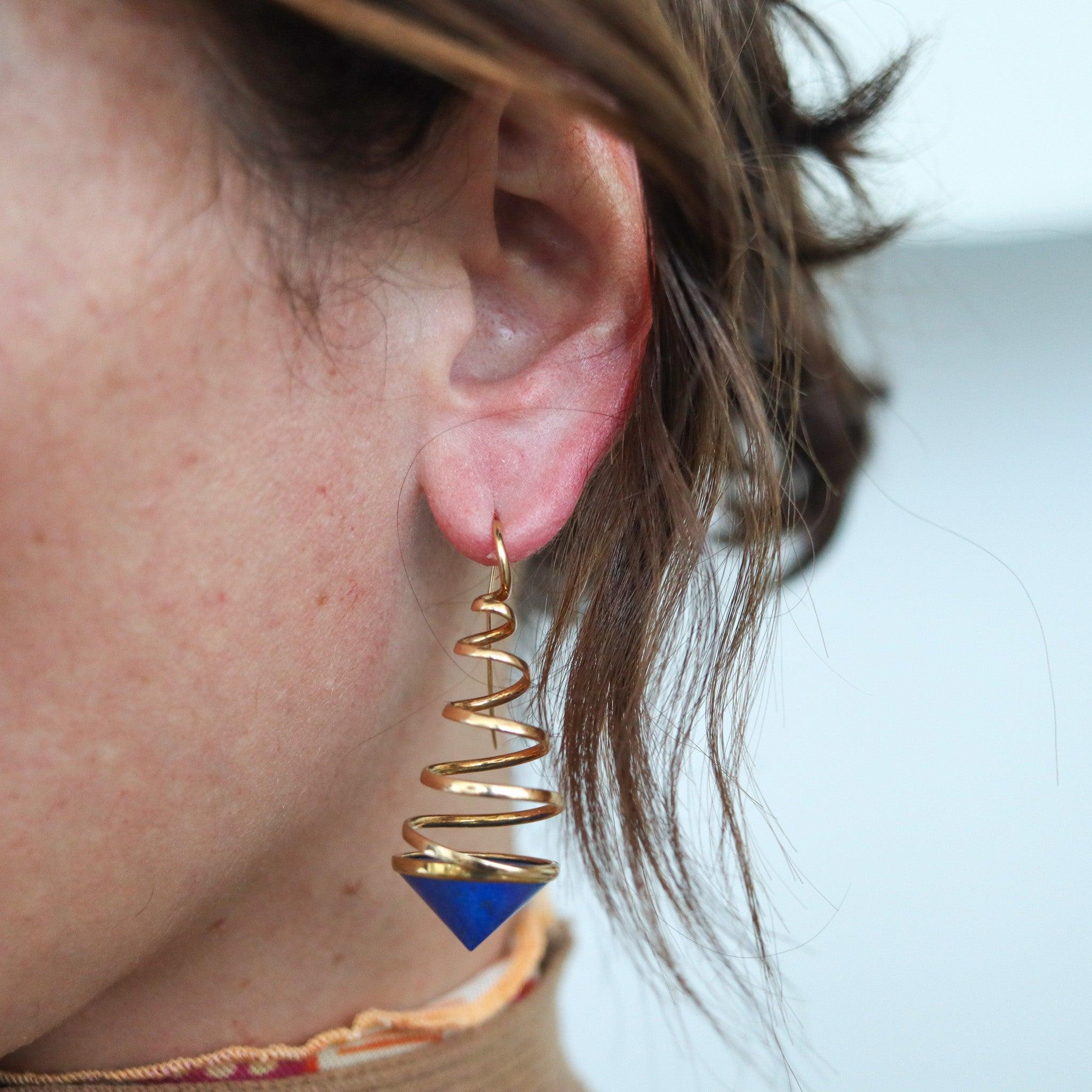 Taille cabochon CLETO MUNARI Boucles d'oreilles en spirales Memphis en or 18 carats avec lapis-lazuli, 1980 en vente