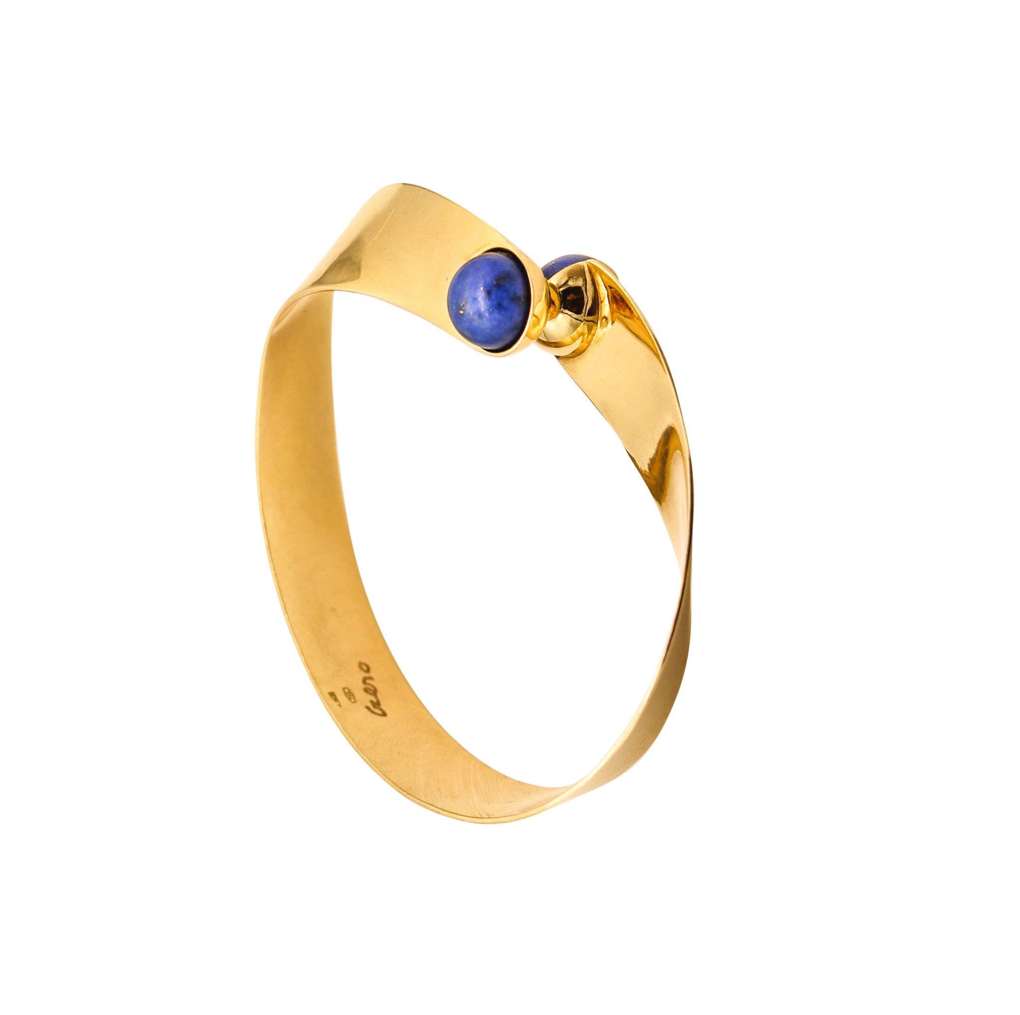 CLETO MUNARI 1980 Sculptural Geometric Cuff In 18Kt Yellow Gold With Lapis Lazul In Excellent Condition For Sale In Miami, FL