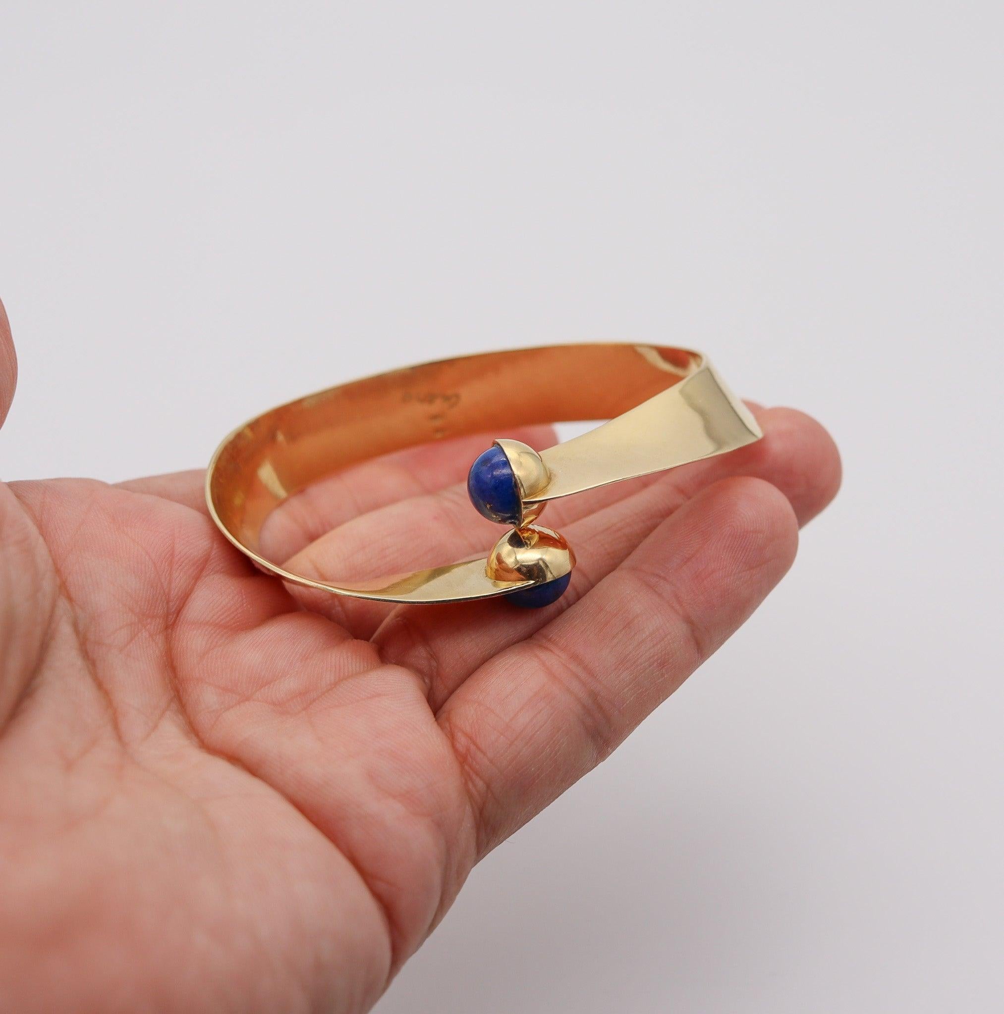 CLETO MUNARI 1980 Sculptural Geometric Cuff In 18Kt Yellow Gold With Lapis Lazul For Sale 1