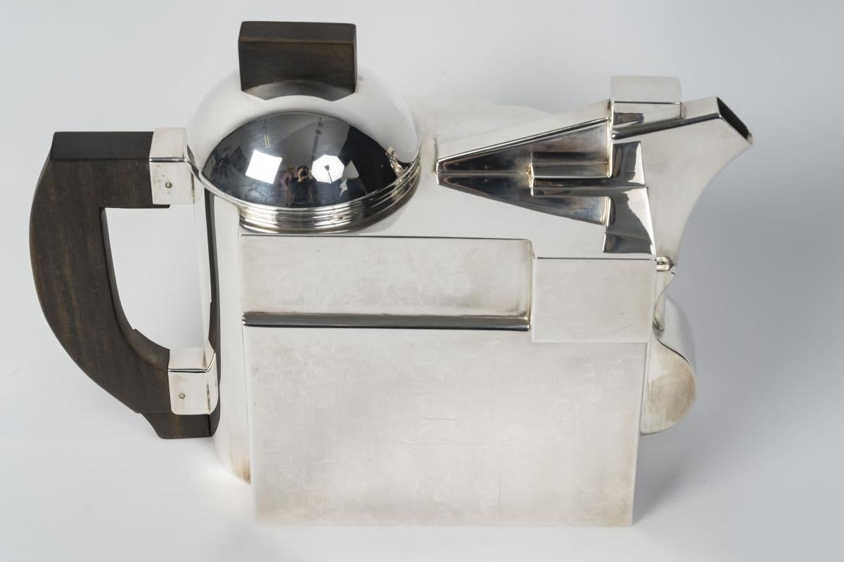 This exceptional jug, produced by Cleto Munari and executed by the goldsmiths Rossi & Arcandi, is freely inspired by the Constructivist and Suprematist forms of Kazimir Malevich. More than a utilitarian object, it is a sculptural manifesto in