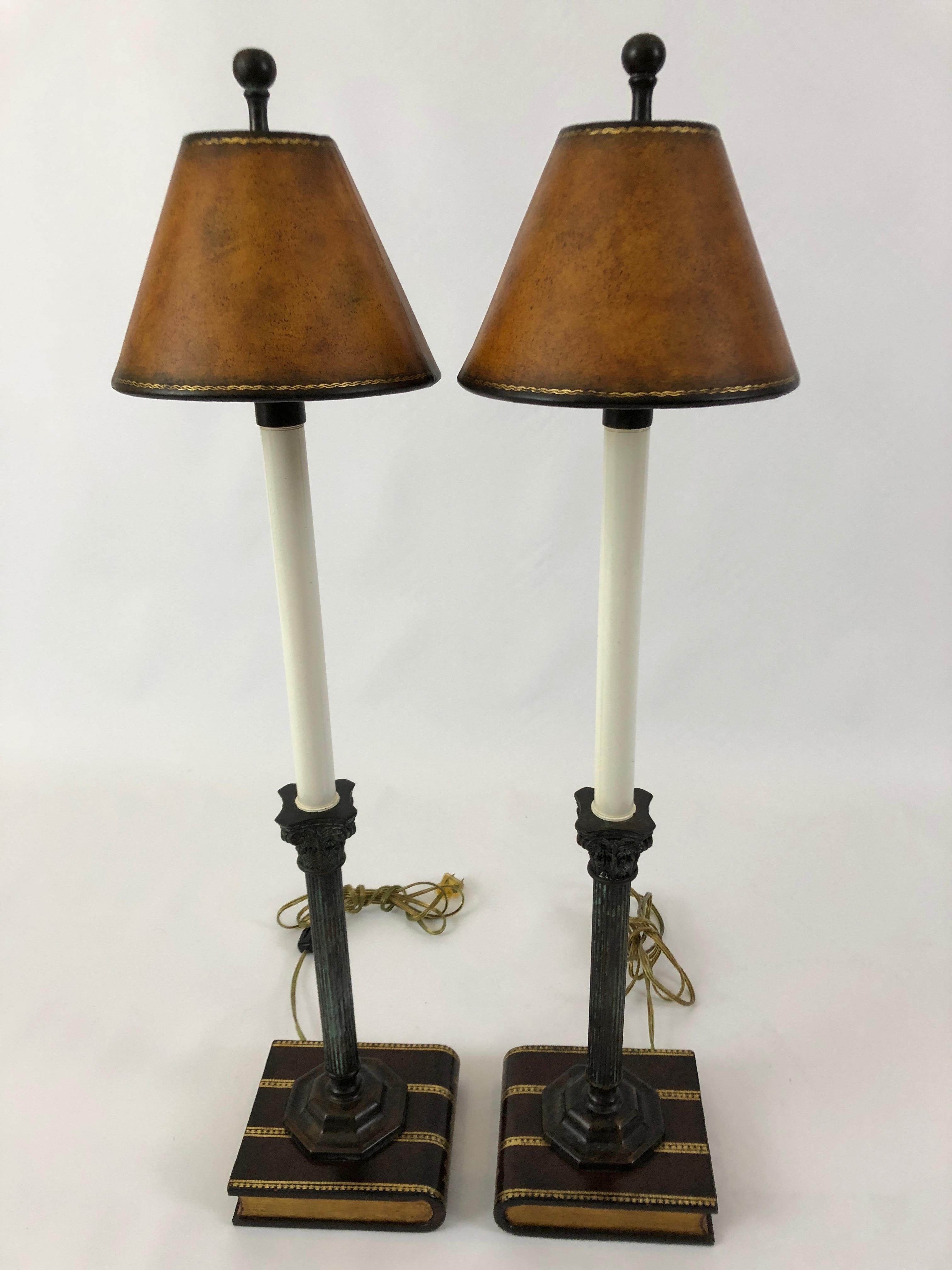 Clever Pair of Maitland-Smith Trompe L'oeil Book and Column Table Lamps (amerikanisch)