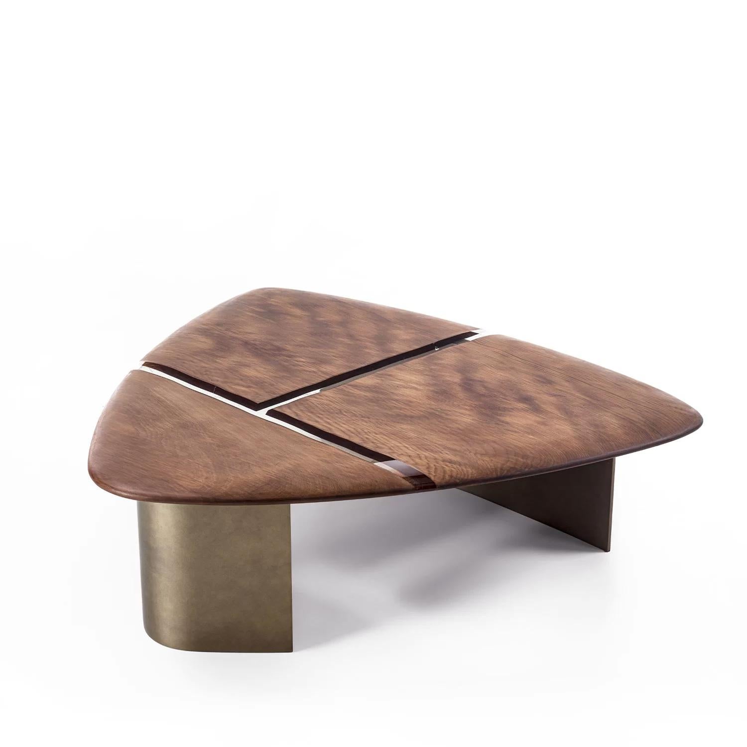 Table basse en bois de Kauri clivé Ensemble de 3 tables basses en bois de Kauri massif 
et de la résine. Avec base en acier laqué en finition bronze. 
Table A/ L81xD87xH46cm.
Table B/ L112xP118xH33cm.
Table C L120xP60xH33cm.
Chaque table est