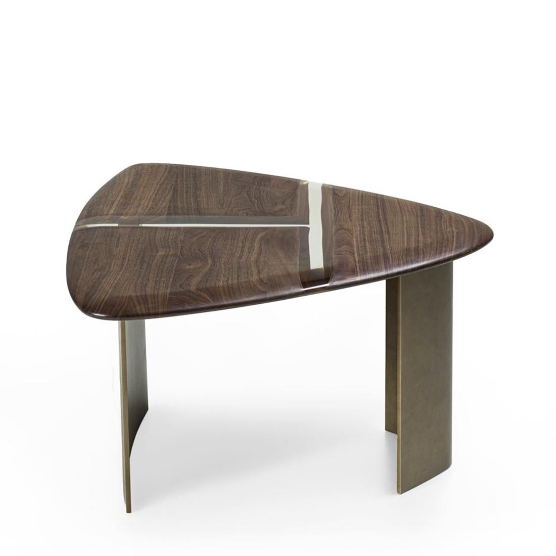 Coffee Table Clevered Walnut Medium with top made with
3 solid walnut sections with resin inlays. With 2 steel feet in
lacquered bronzed cloud effect finish.
Also available on request with solid oak top with resin inlays
and also available on