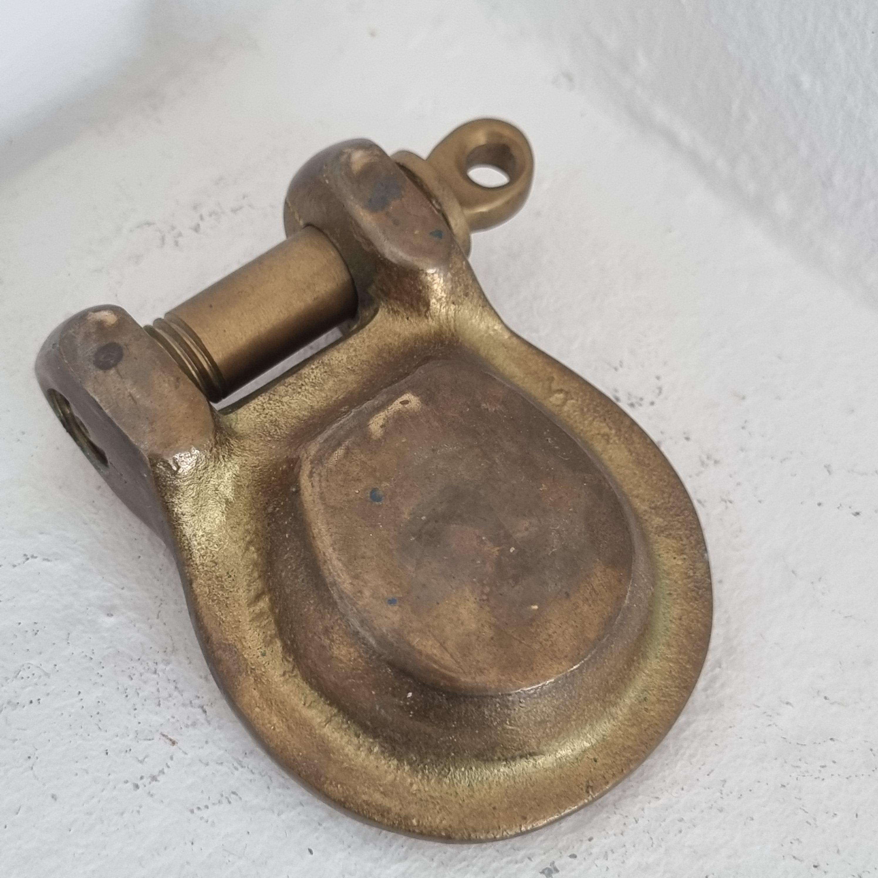 Clevis / Ship´s Shackle Ashtray in solid brass, the screw can be detached. Nautical, 1950/60s

Nice patina, brass with darkened color. Normal signs of age and wear.