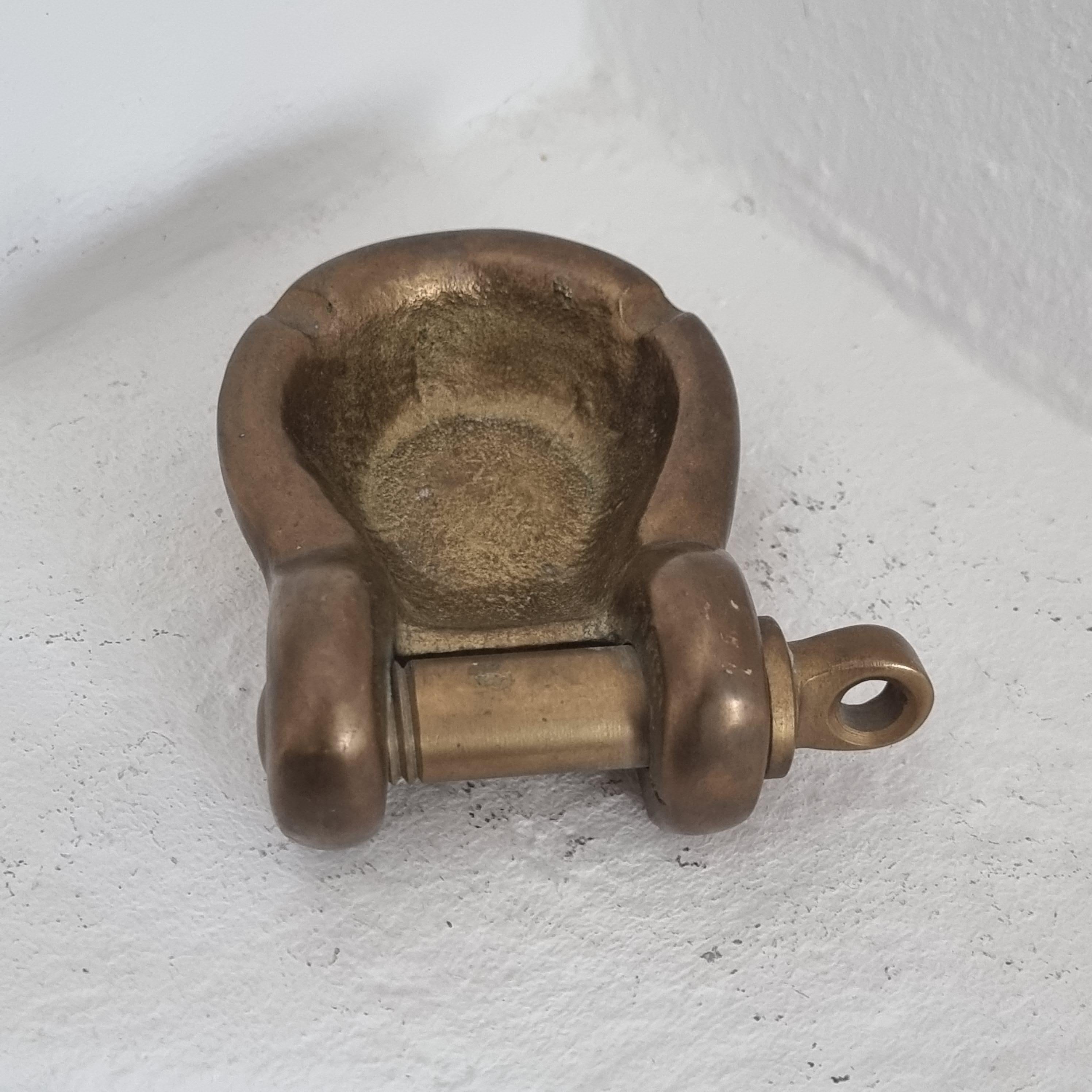 Aschenbecher mit Clevis-Schirm aus massivem Messing, nautisch, 1950/60er Jahre (Europäisch) im Angebot