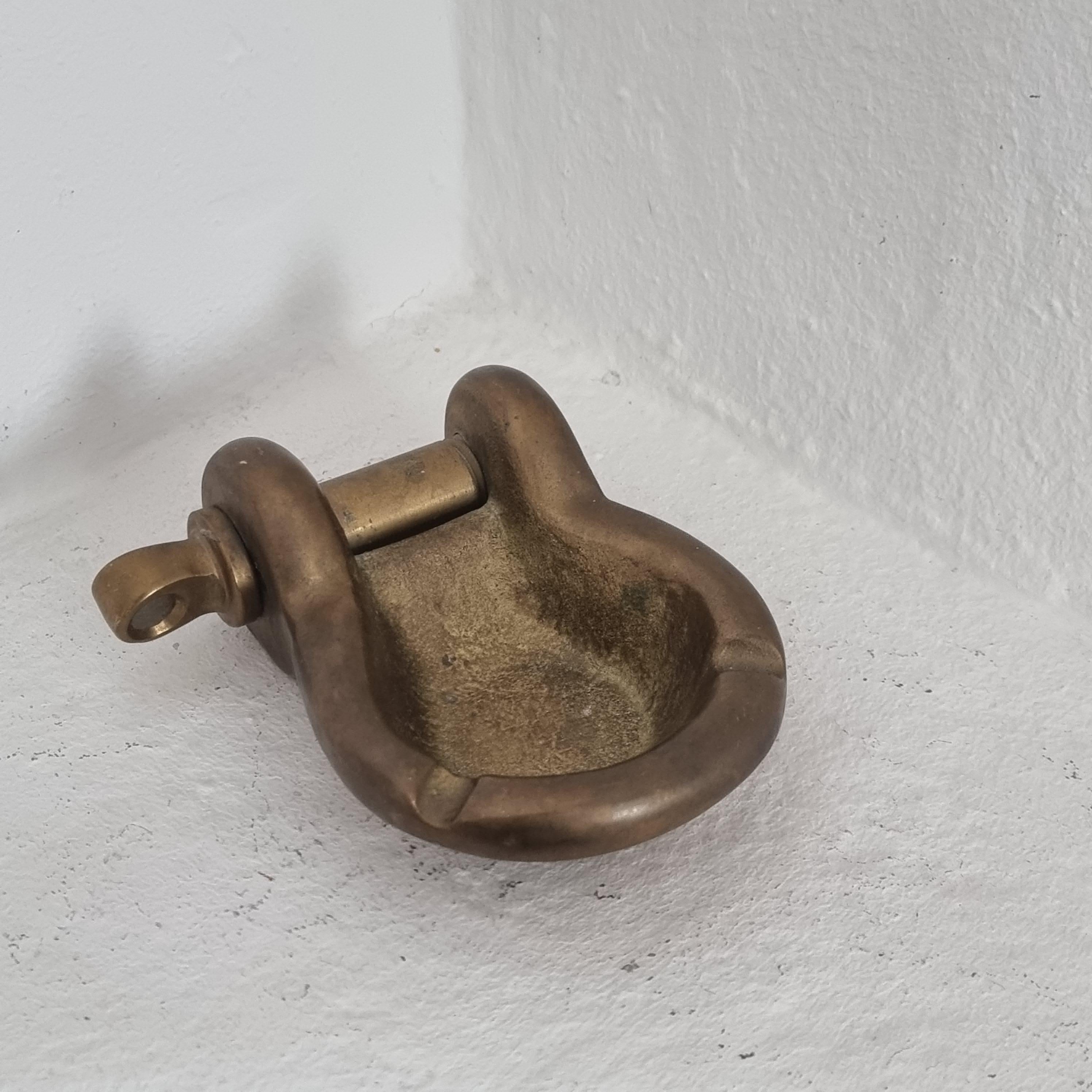 Clevis Shackle Ashtray in Solid Brass, Nautical, 1950/60s For Sale 1