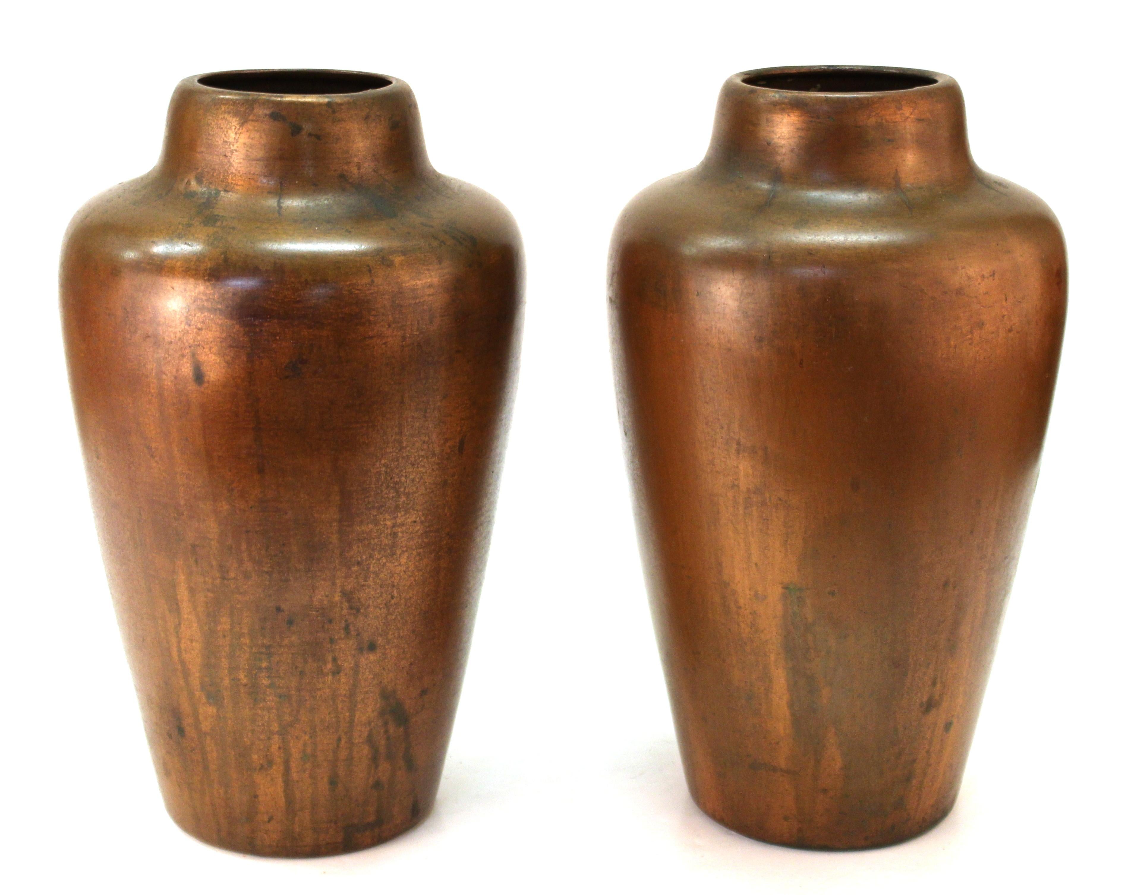 Paar Vasen aus kupferbeschichteter Keramik:: die der amerikanische Metallschmied Charles Walter Clewell (1876-1965) um 1900 in den Vereinigten Staaten schuf. & Kunsthandwerkliche Bewegung. Clewell war bekannt für die Entwicklung einer geheimen