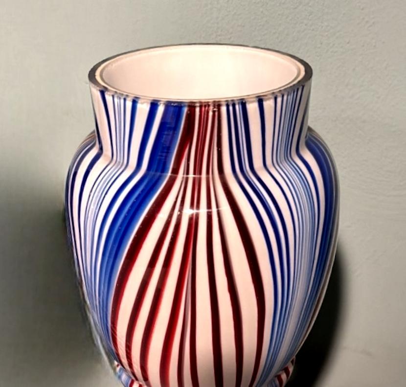 Paire de vases français en verre opalin de couleur Clichy Cristallerie 3