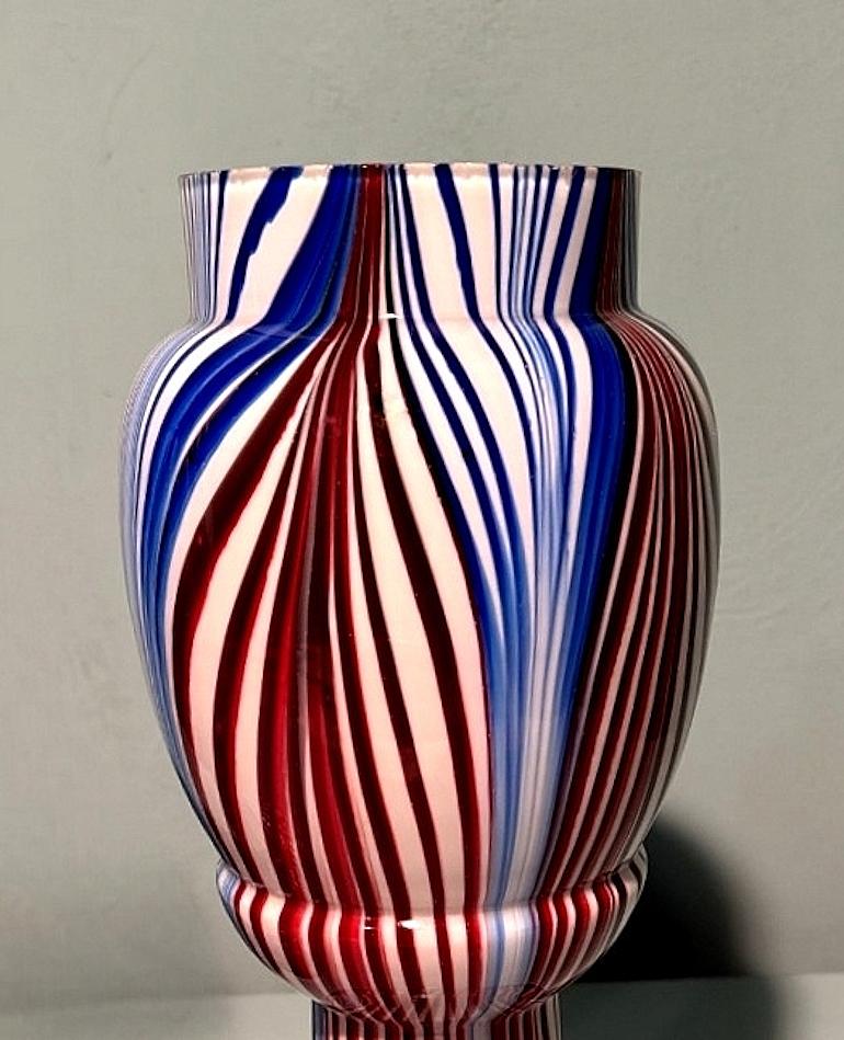 Paire de vases français en verre opalin de couleur Clichy Cristallerie 4
