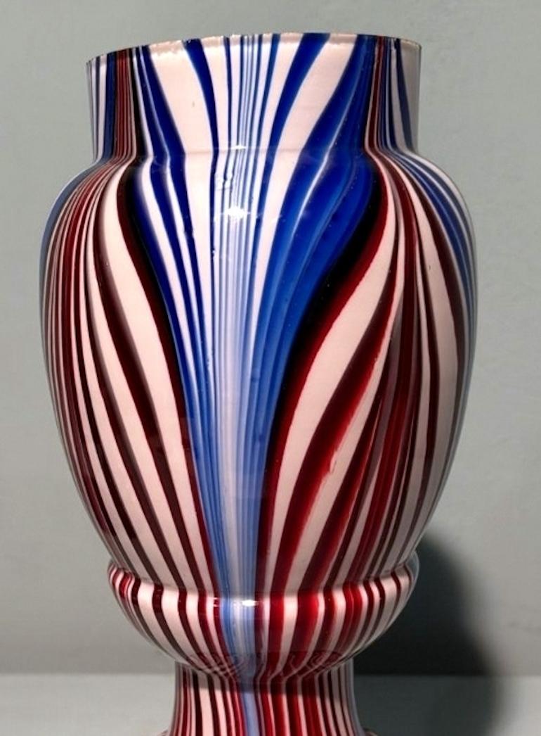 Paire de vases français en verre opalin de couleur Clichy Cristallerie 5