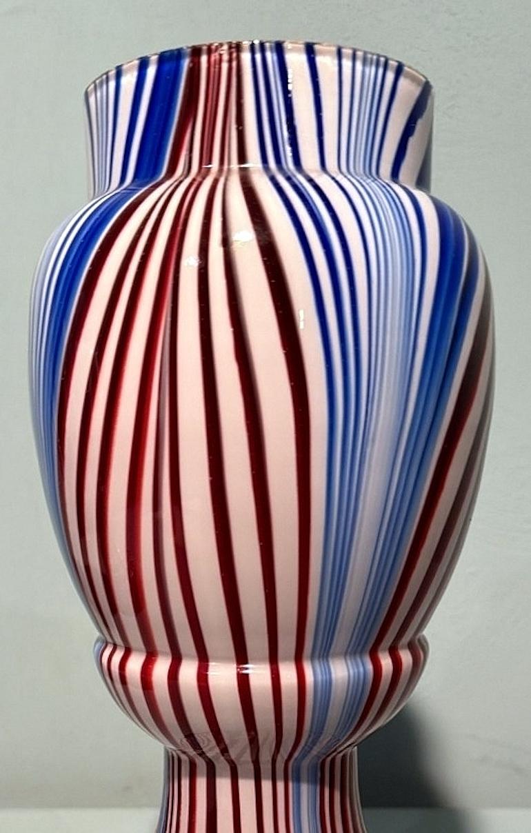 Paire de vases français en verre opalin de couleur Clichy Cristallerie 6